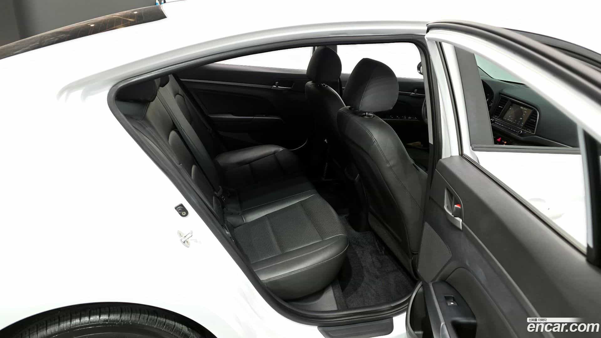 AVANTE Hyundai 2018.8-OPTION-016