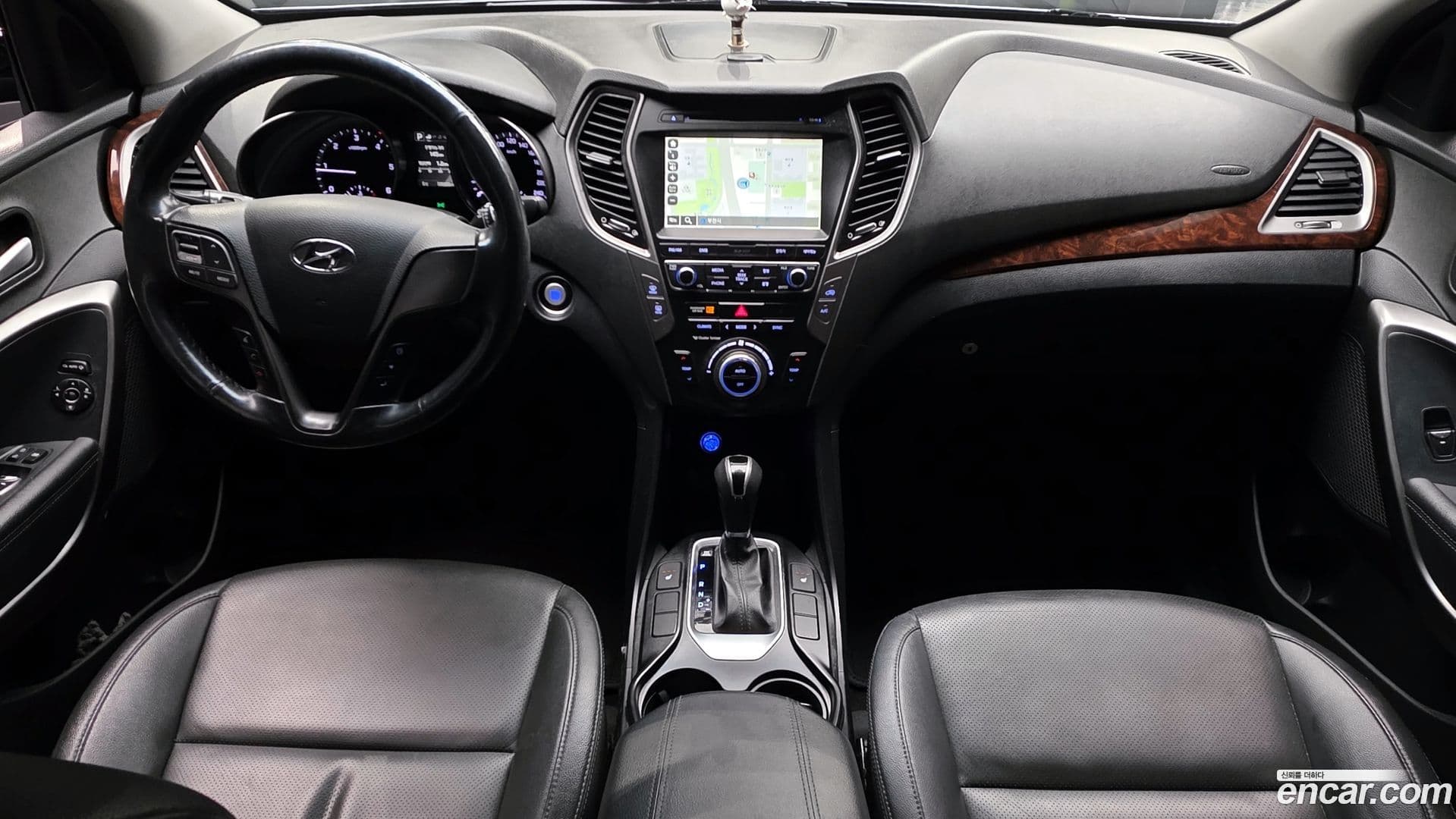 Main__Slider__Photo:Santafe Hyundai 2017.4-6