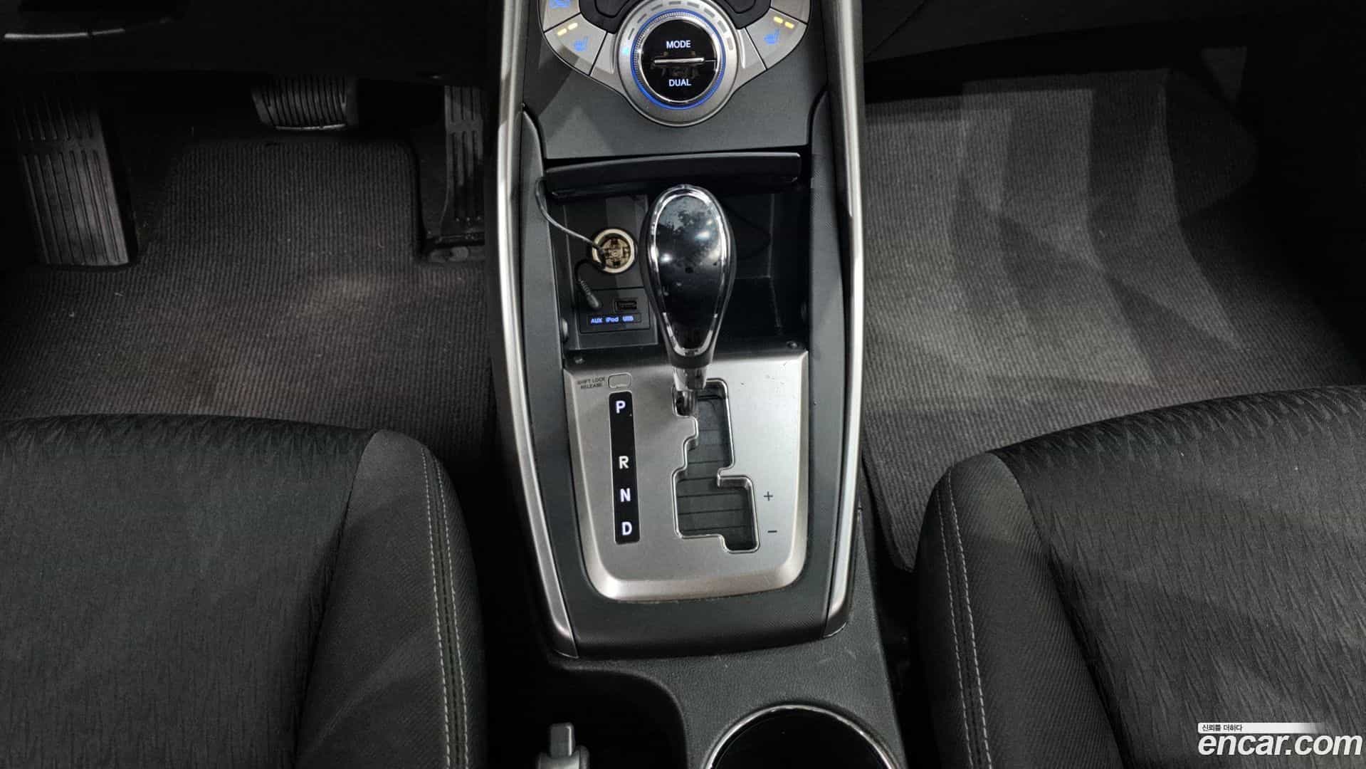 AVANTE Hyundai 2012.10-INNER-009