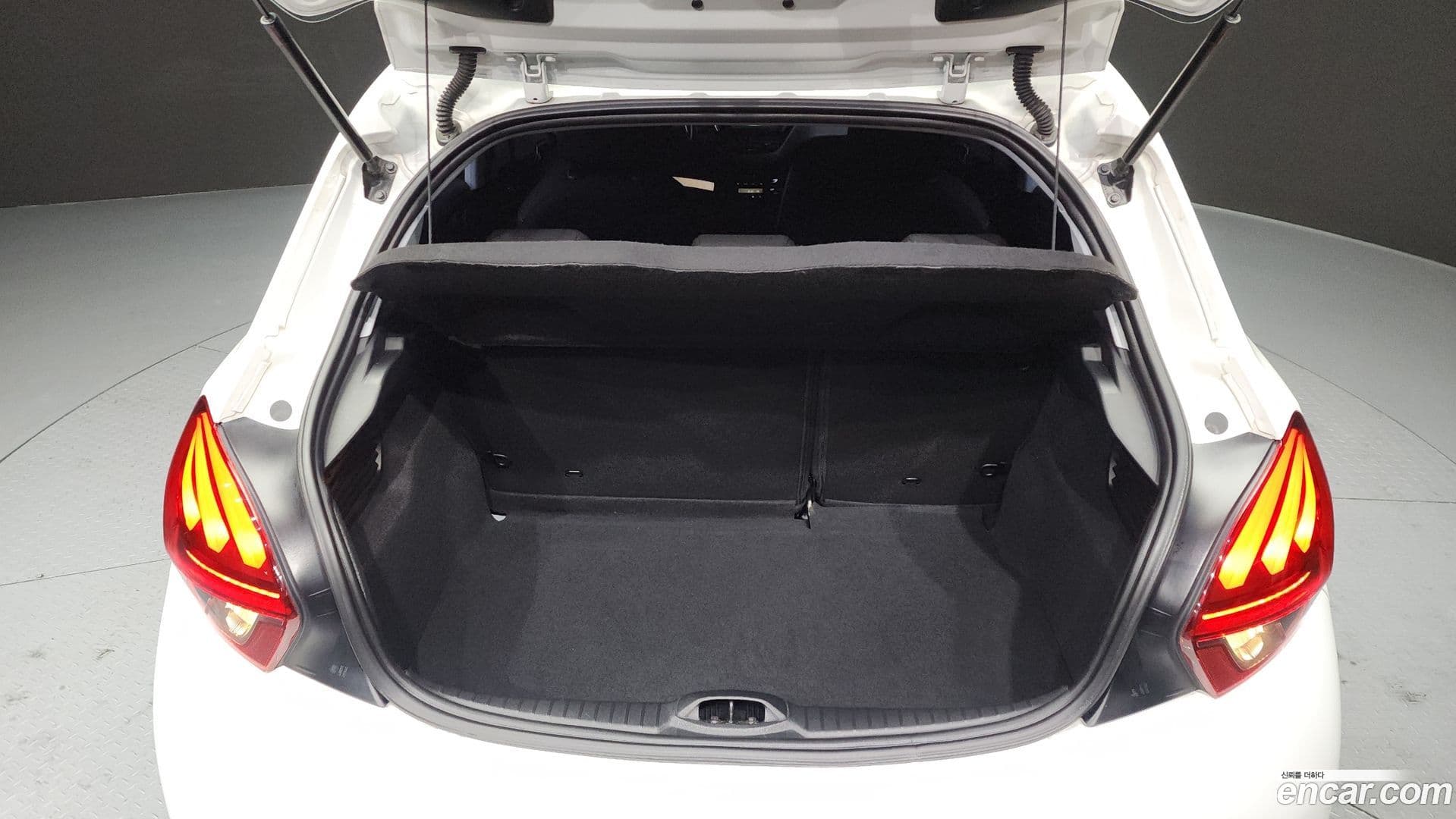 Main__Slider__Photo:208 Peugeot 2018.4-19