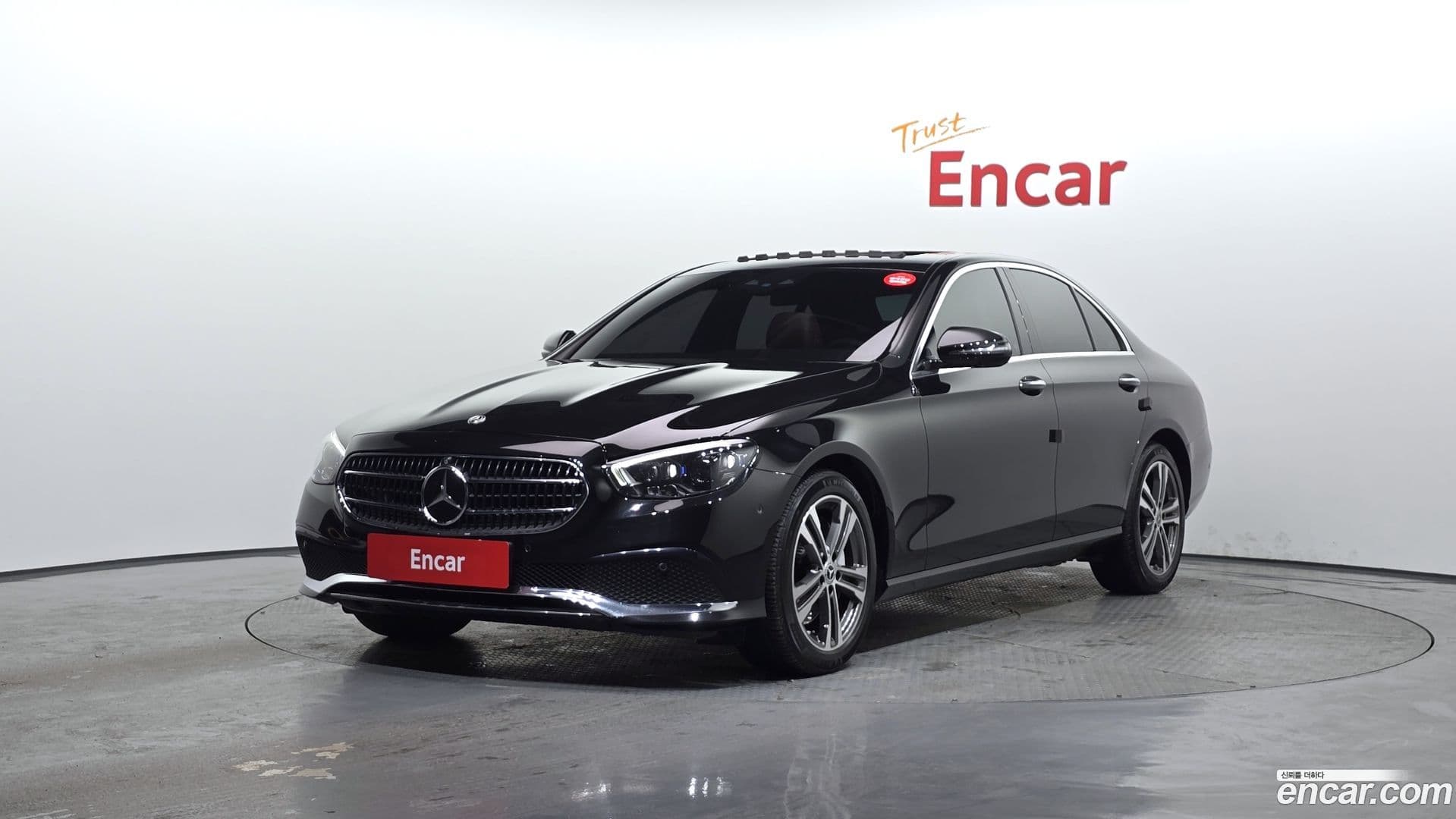 Main__Slider__Photo:E-Class Mercedes-Benz 2022.8-0