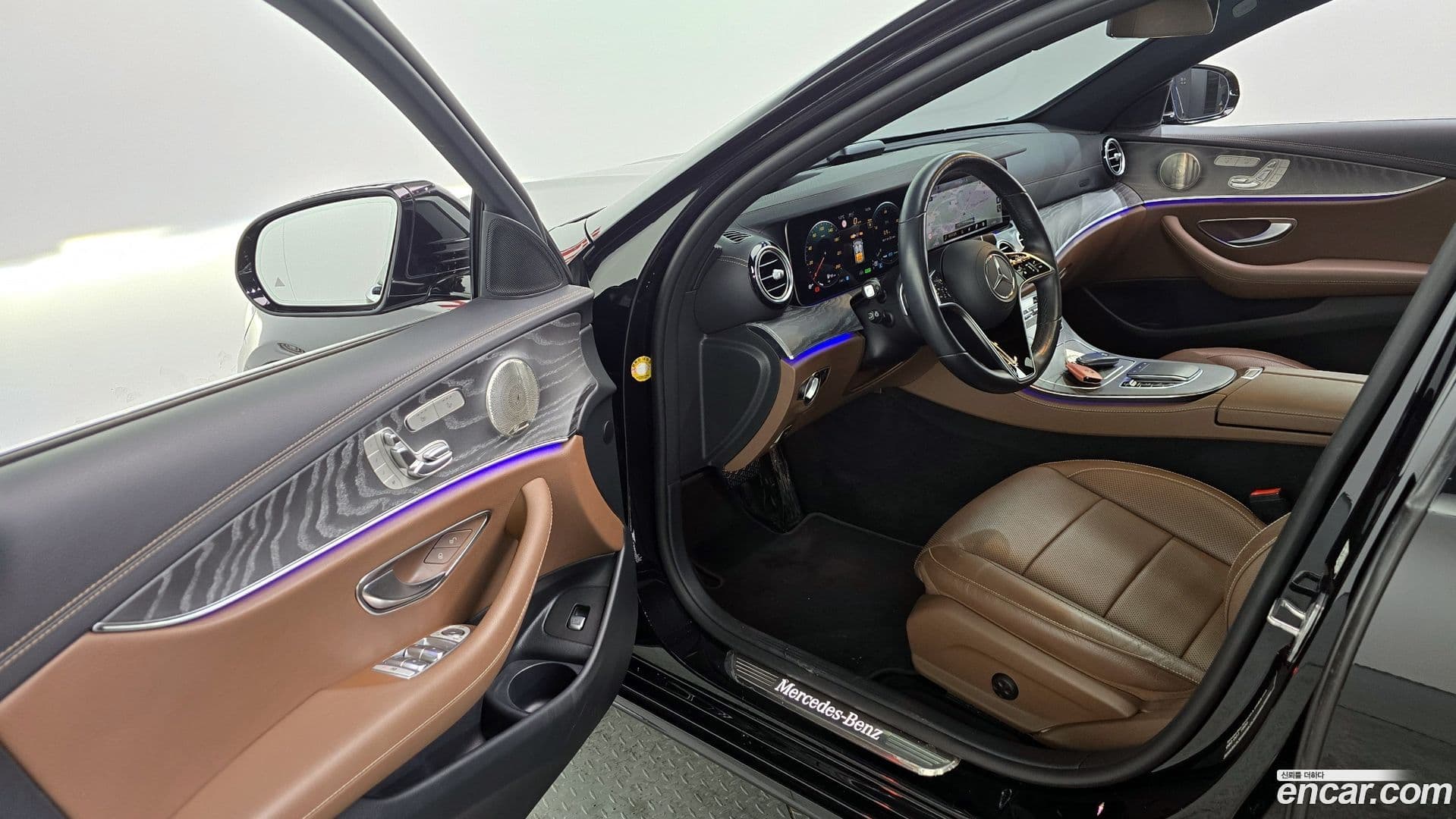 Main__Slider__Photo:E-Class Mercedes-Benz 2022.8-9