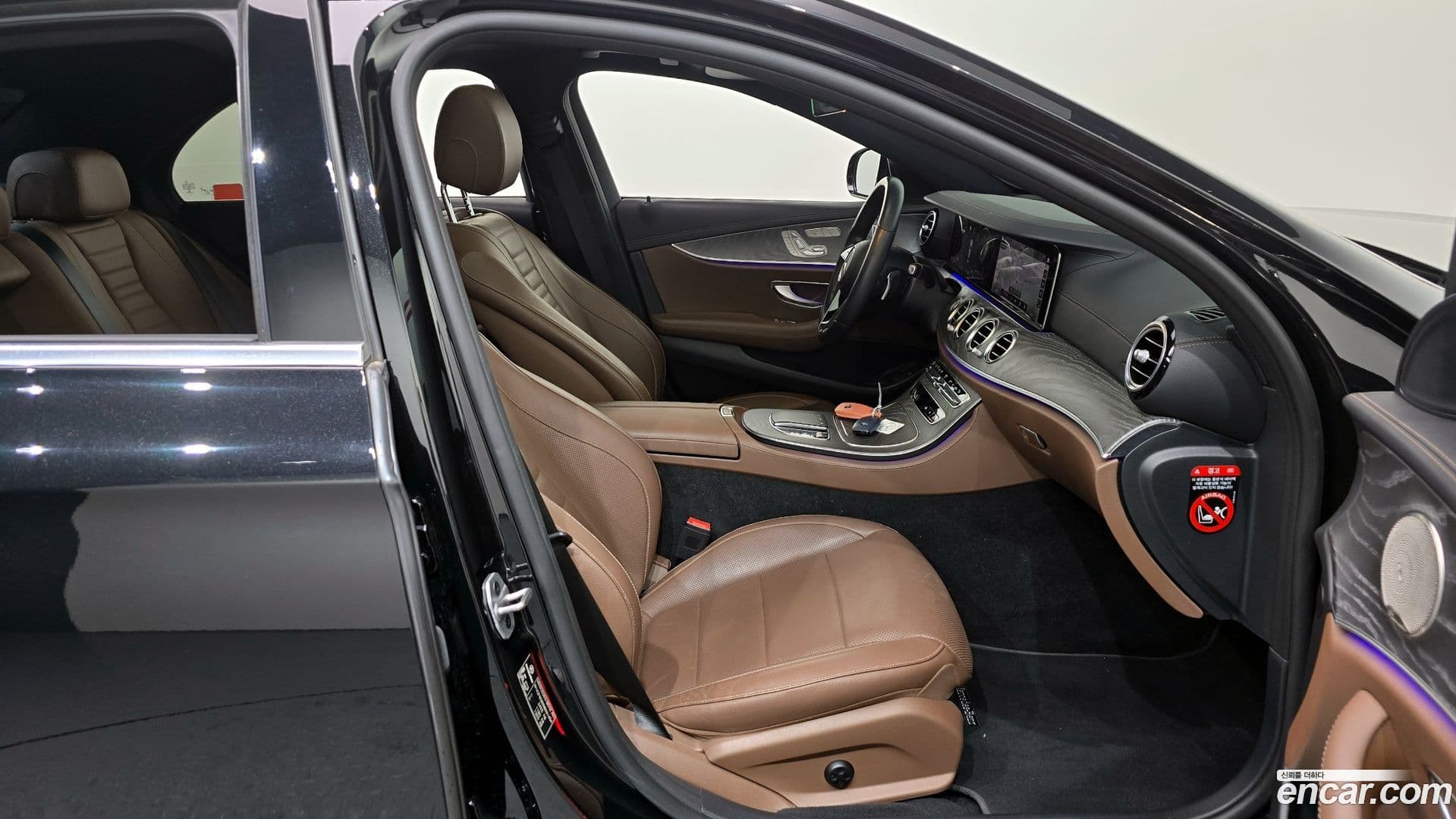 Main__Slider__Photo:E-Class Mercedes-Benz 2022.8-10