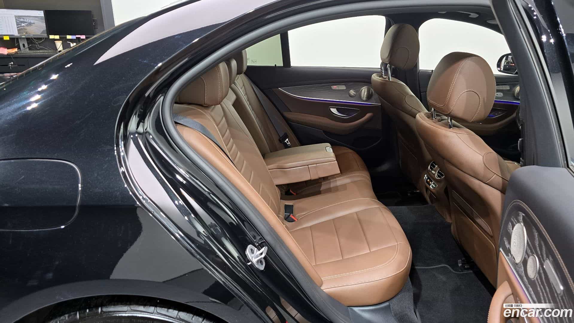 E-Class Mercedes-Benz 2022.8-OPTION-016