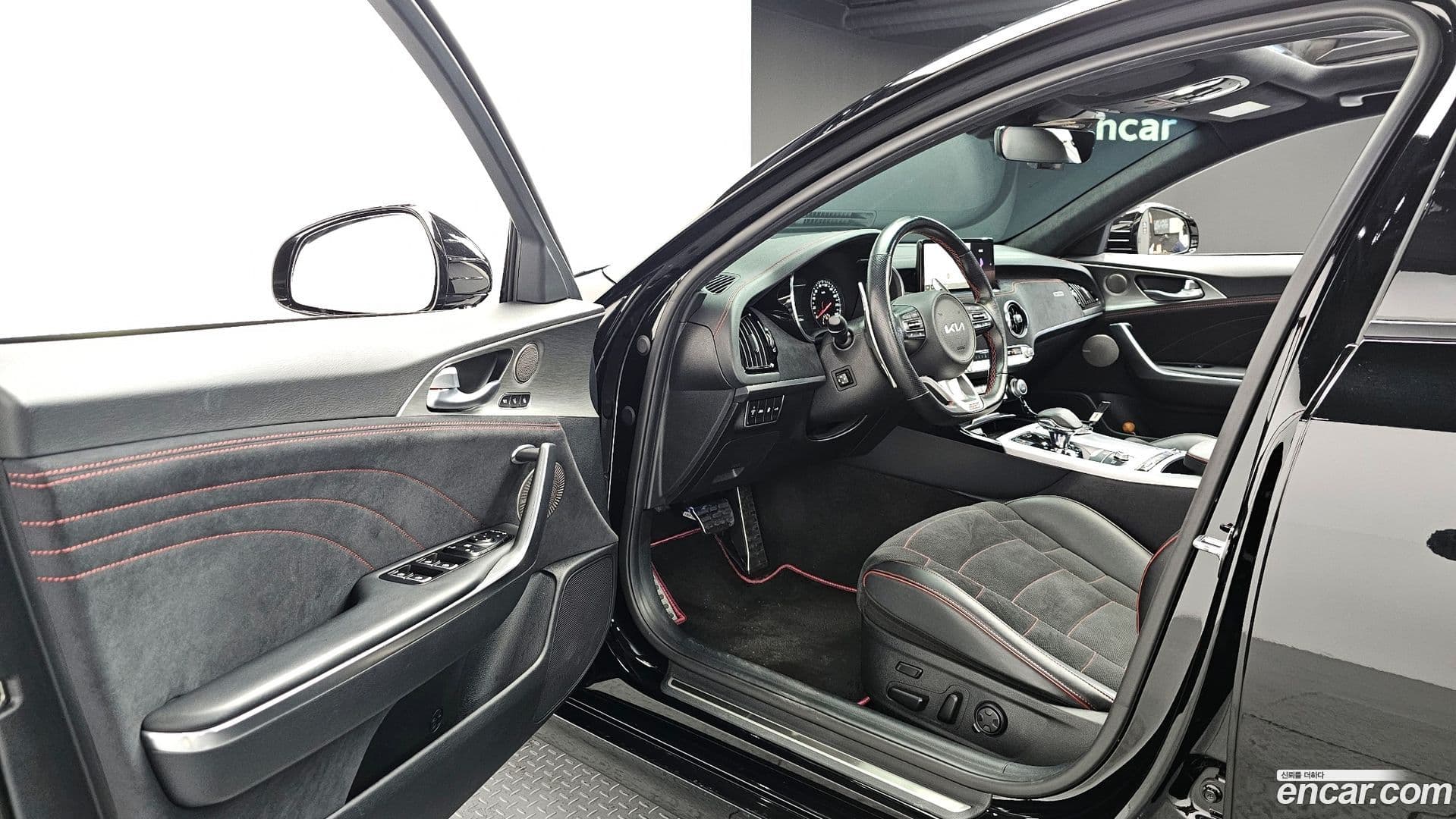 Main__Slider__Photo:Stinger Kia 2022.1-9