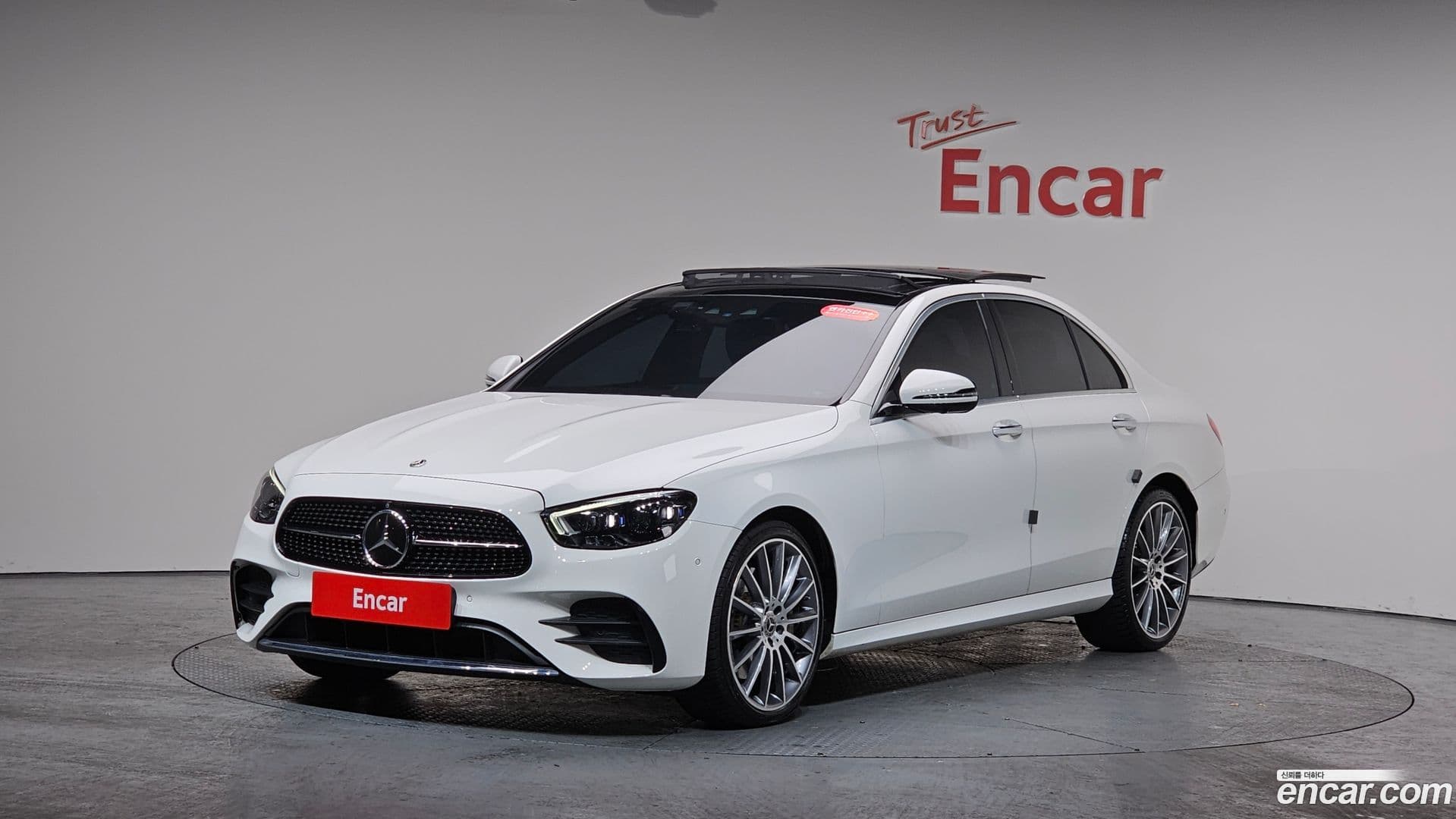 Main__Slider__Photo:E-Class Mercedes-Benz 2022.2-10