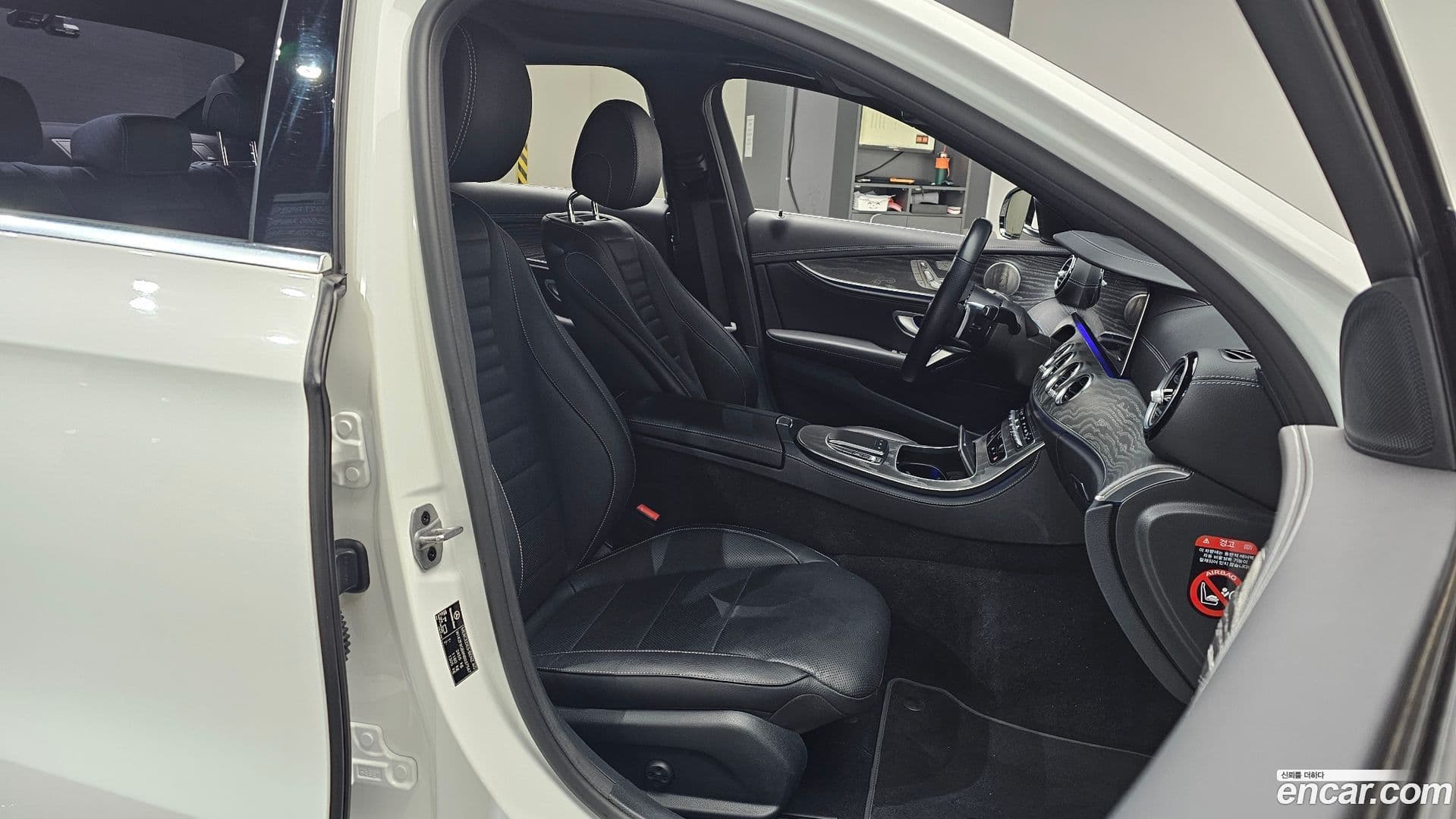 Main__Slider__Photo:E-Class Mercedes-Benz 2022.2-9