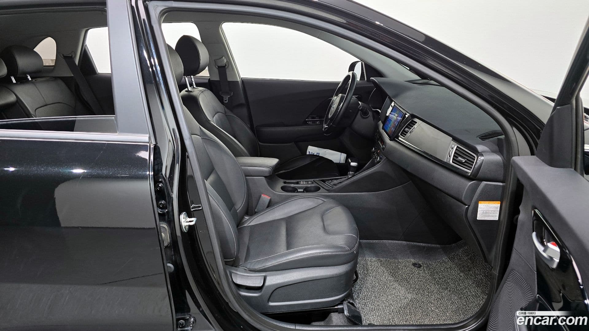 Main__Slider__Photo:Niro Kia 2018.3-10