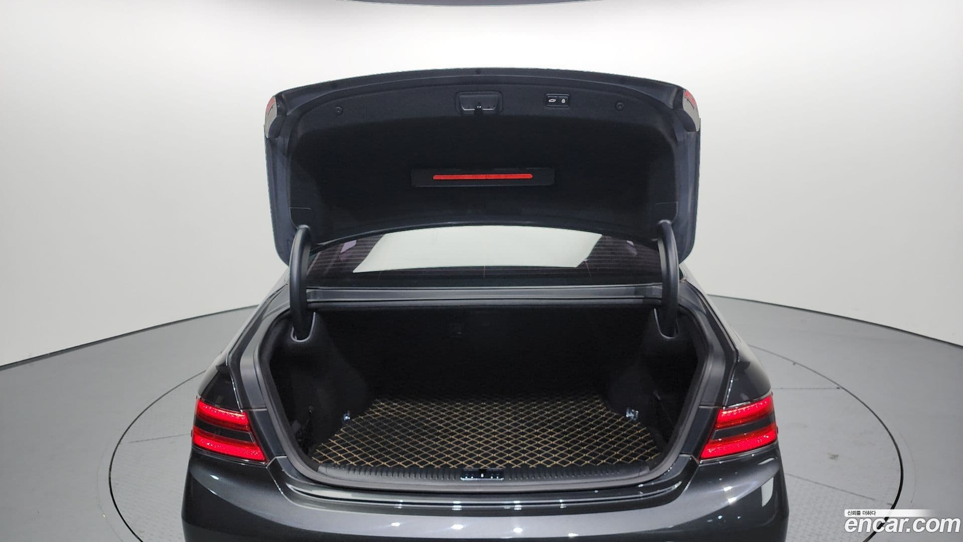 Main__Slider__Photo:G90 Genesis 2019.3-19