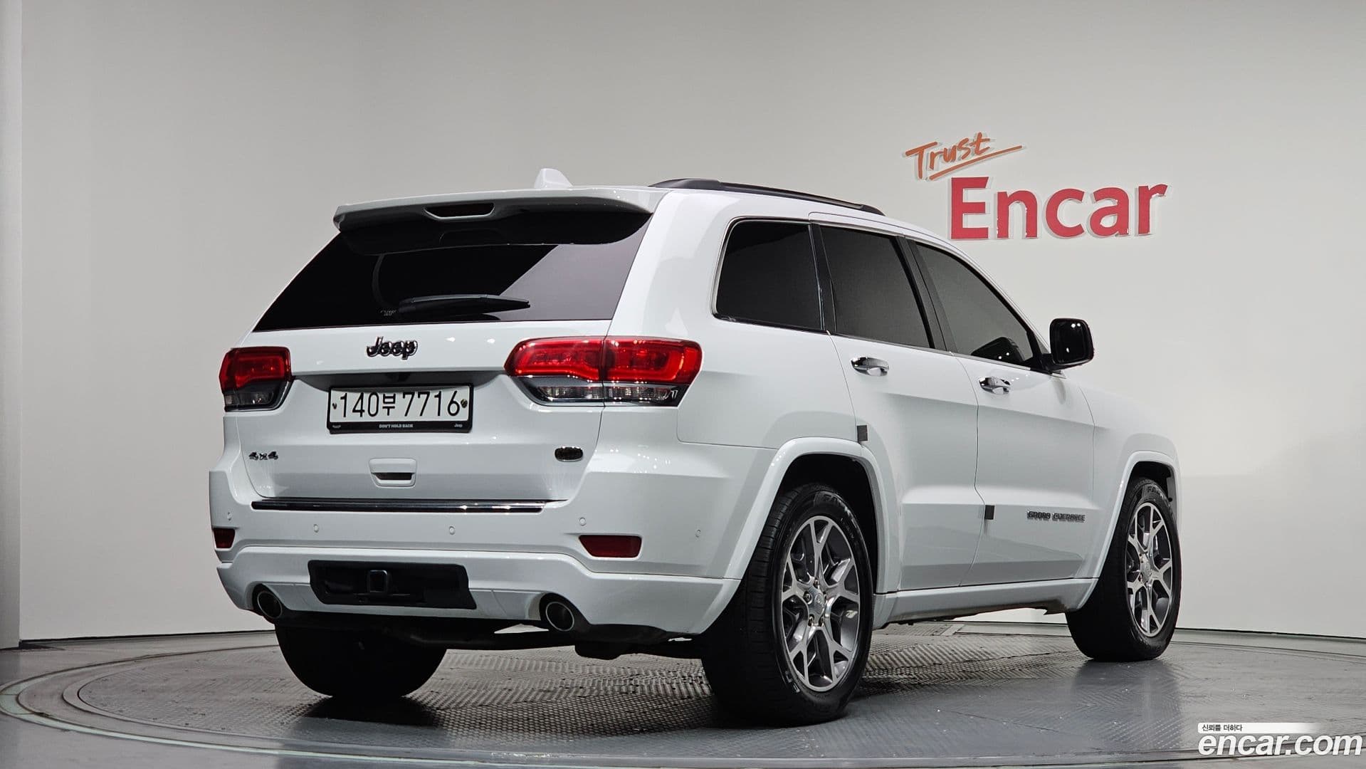 Main__Slider__Photo:Cherokee Jeep 2020.3-1