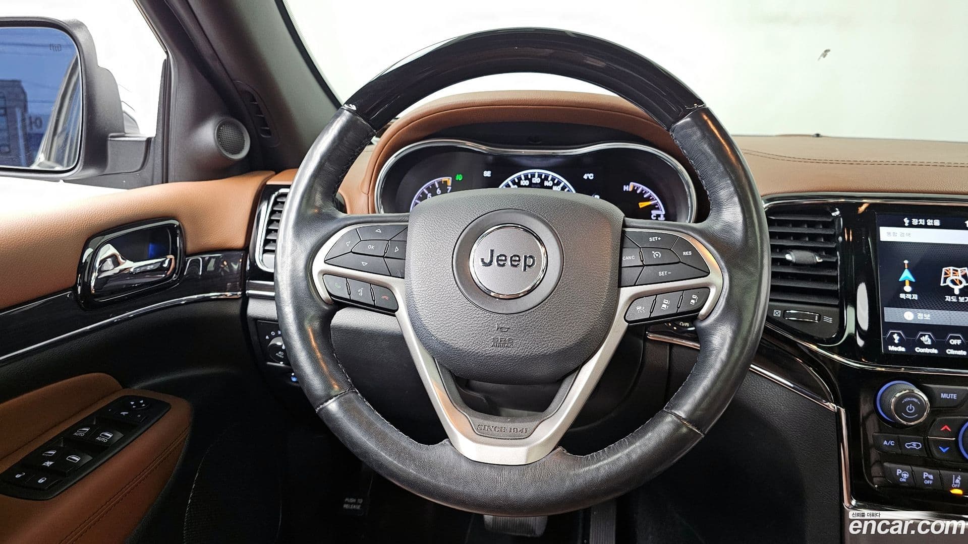 Main__Slider__Photo:Cherokee Jeep 2020.3-12