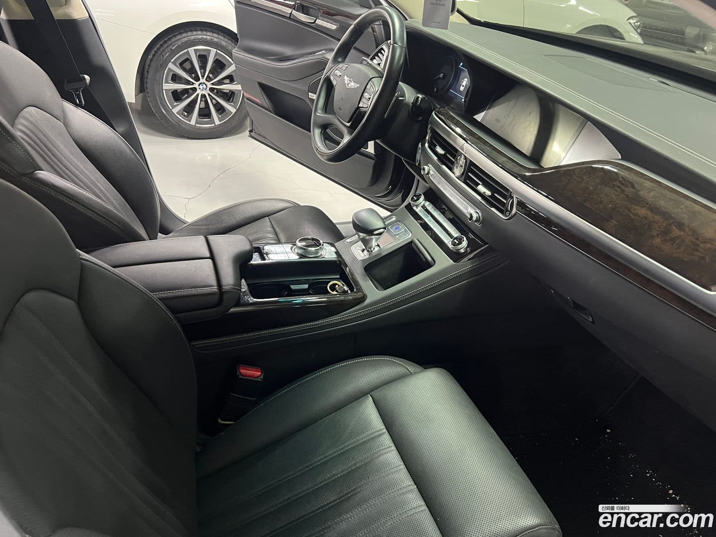 Main__Slider__Photo:G90 Genesis 2019.2-11