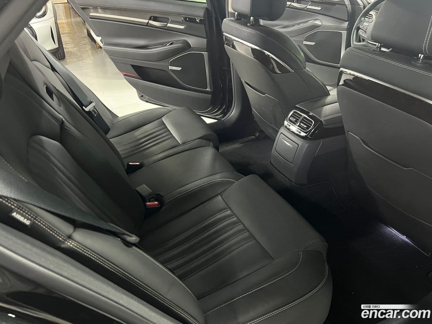 Main__Slider__Photo:G90 Genesis 2019.2-13