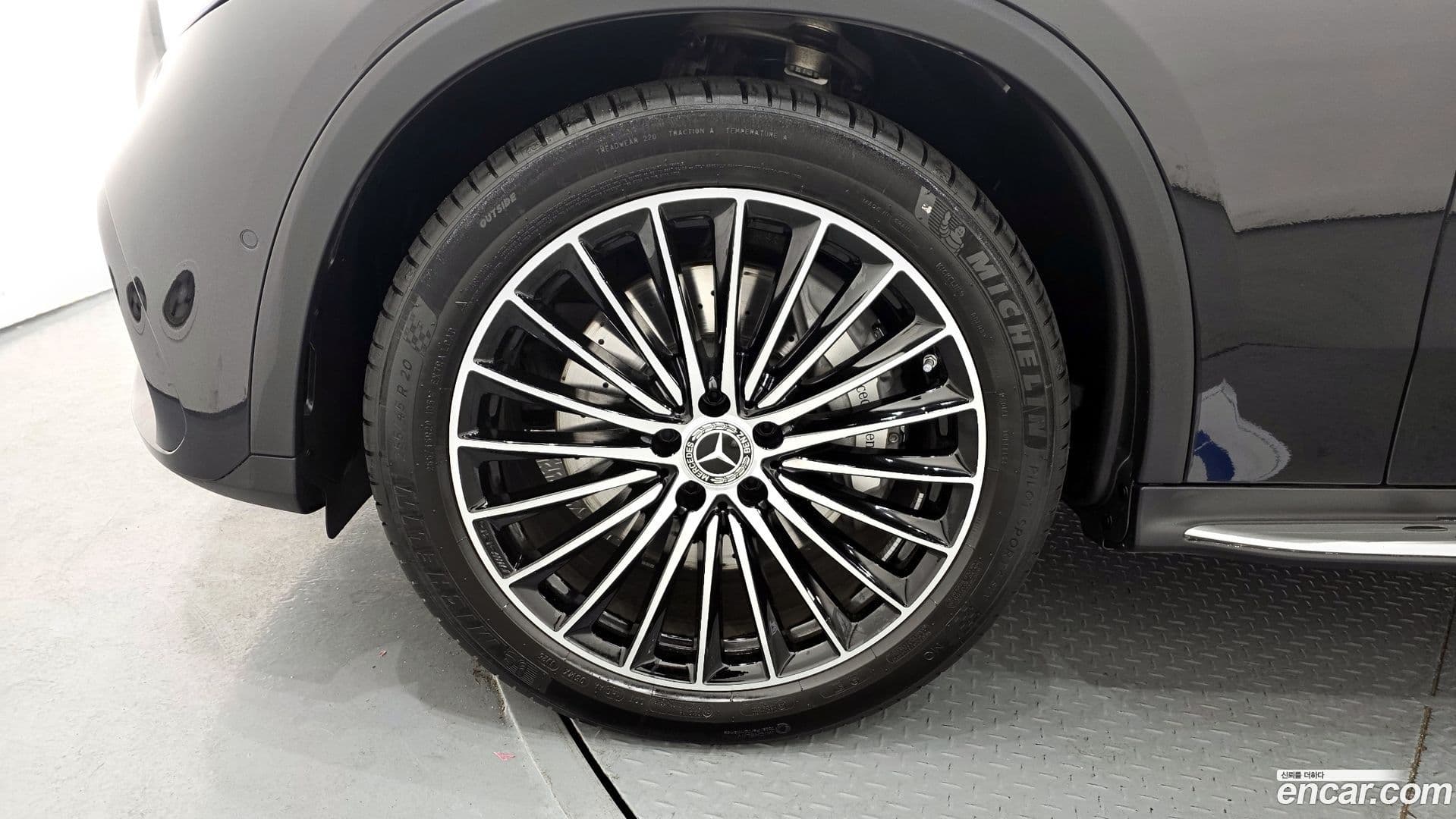 Main__Slider__Photo:GLC-Class Mercedes-Benz 2025.8-4