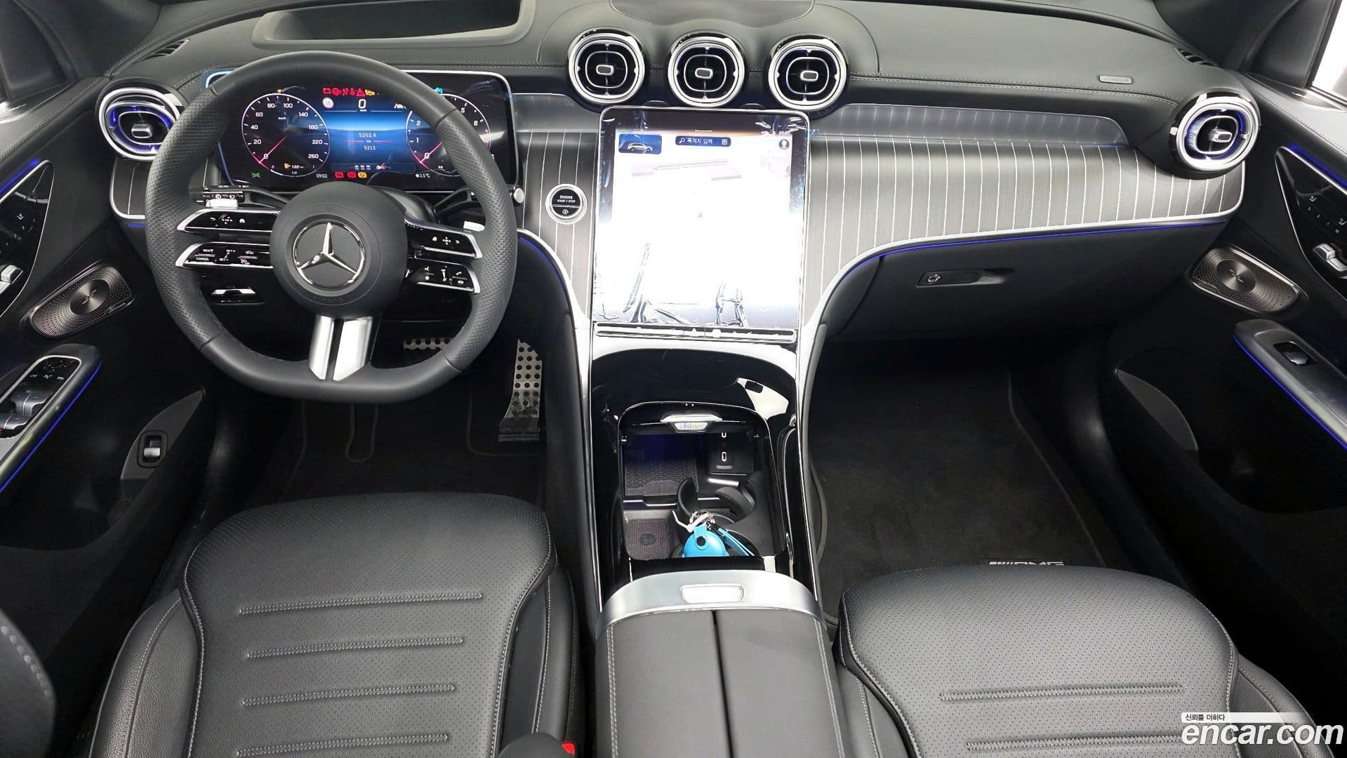 Main__Slider__Photo:GLC-Class Mercedes-Benz 2025.8-6