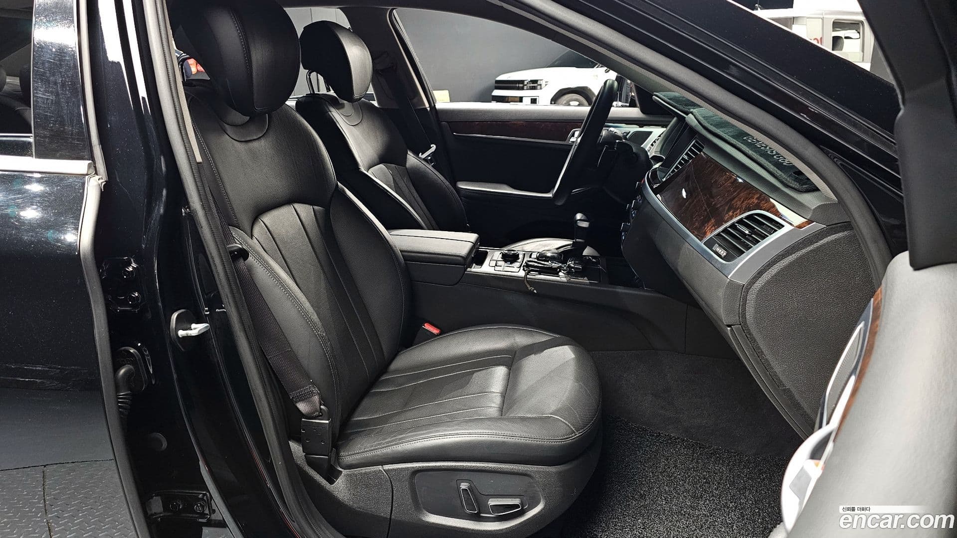 Main__Slider__Photo:Genesis Hyundai 2015.8-9