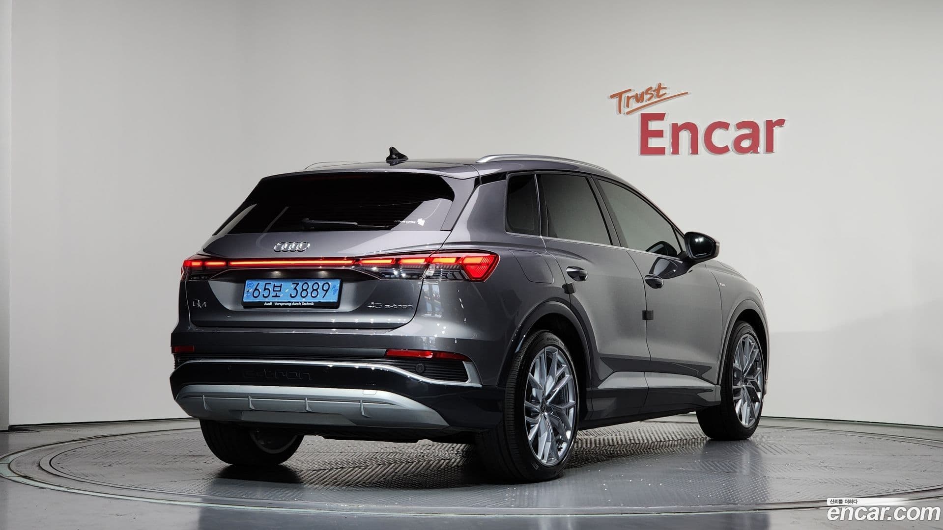 Main__Slider__Photo:Q4 e-tron Audi 2025.2-1