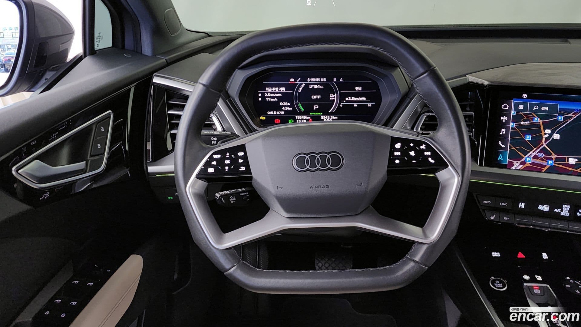 Main__Slider__Photo:Q4 e-tron Audi 2025.2-12