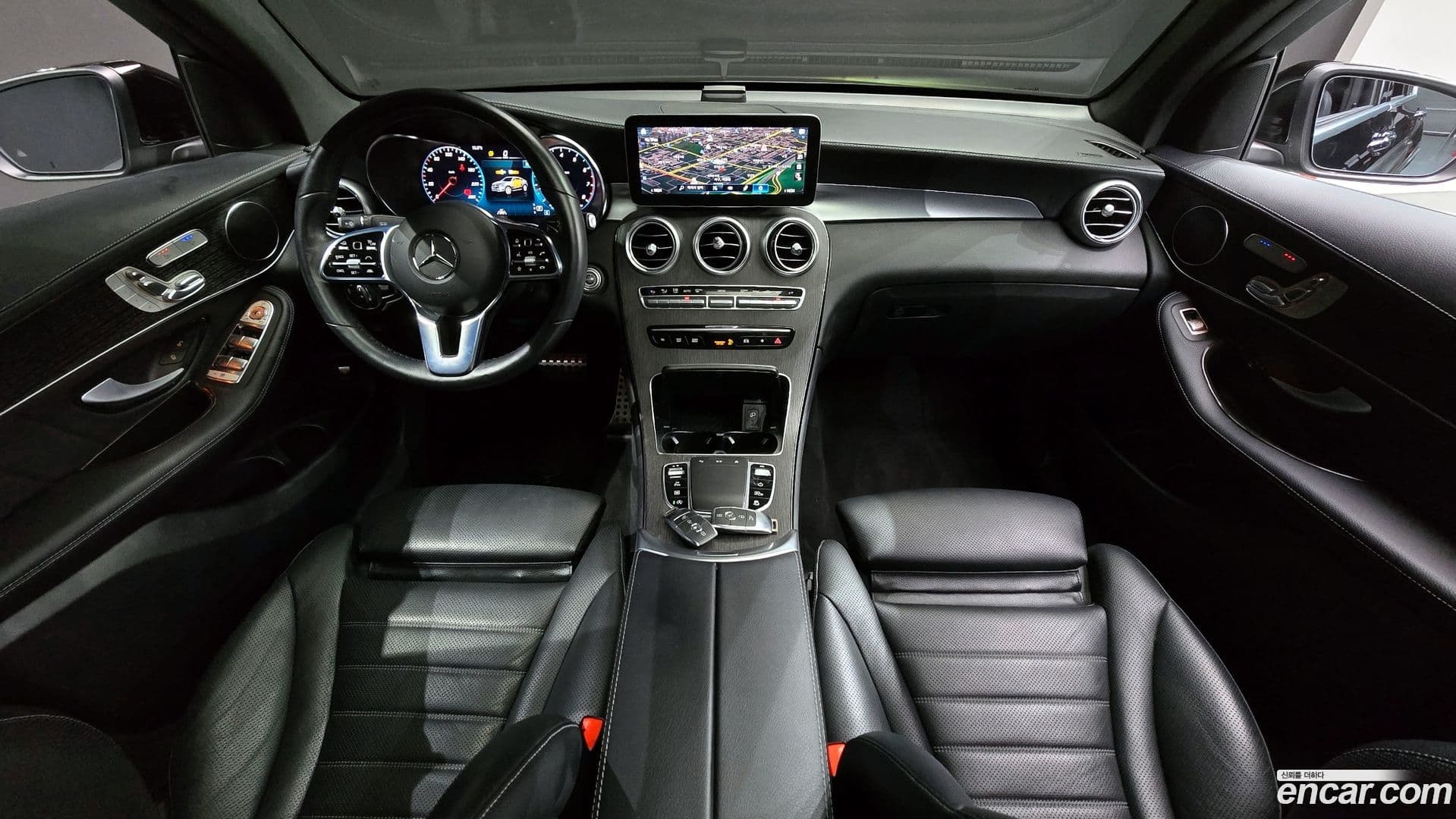 Main__Slider__Photo:GLC-Class Mercedes-Benz 2023.2-6