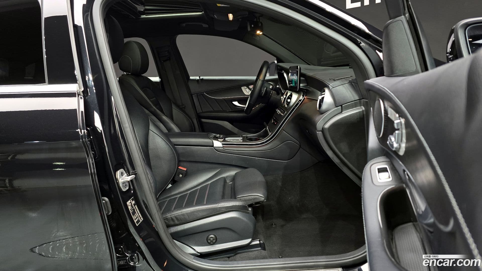 Main__Slider__Photo:GLC-Class Mercedes-Benz 2023.2-9