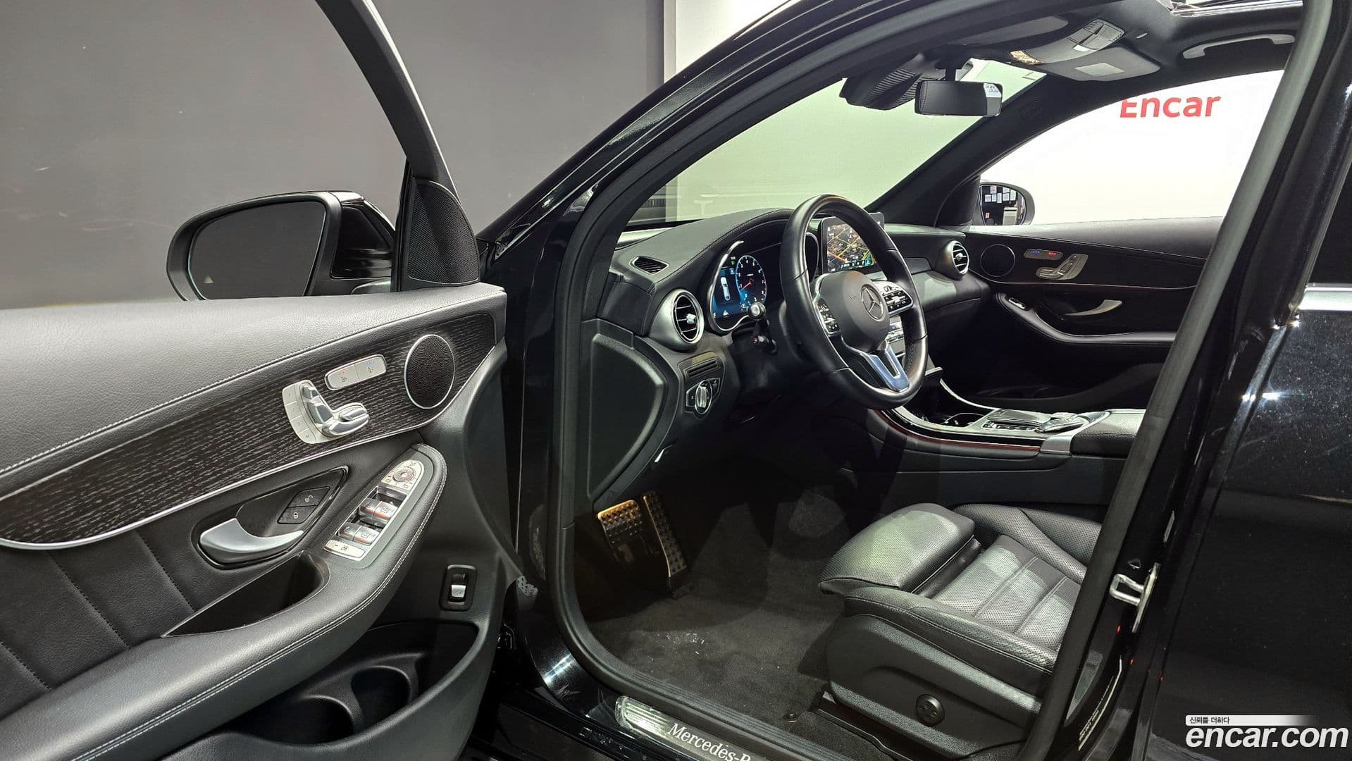 Main__Slider__Photo:GLC-Class Mercedes-Benz 2023.2-10