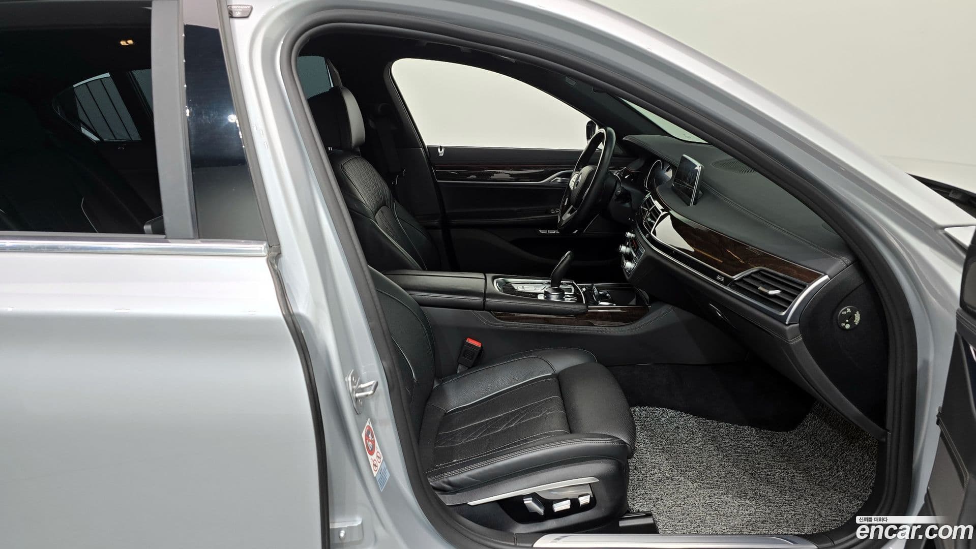 Main__Slider__Photo:7-Series BMW 2016.2-10