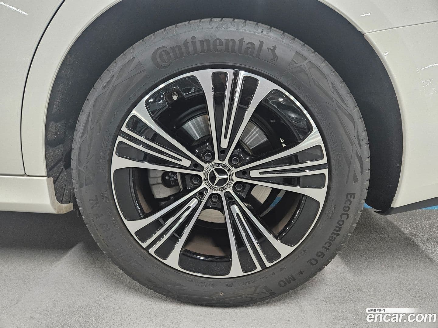 Main__Slider__Photo:E-Class Mercedes-Benz 2025.10-4