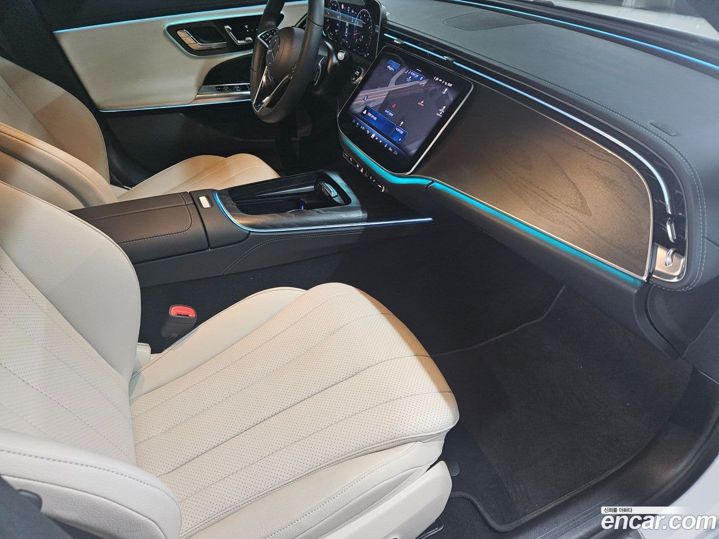 Main__Slider__Photo:E-Class Mercedes-Benz 2025.10-9