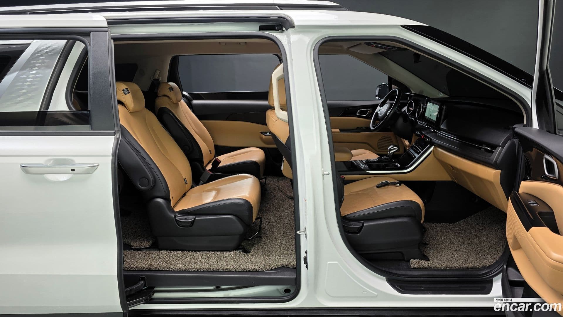 Main__Slider__Photo:Canival Kia 2023.0-9