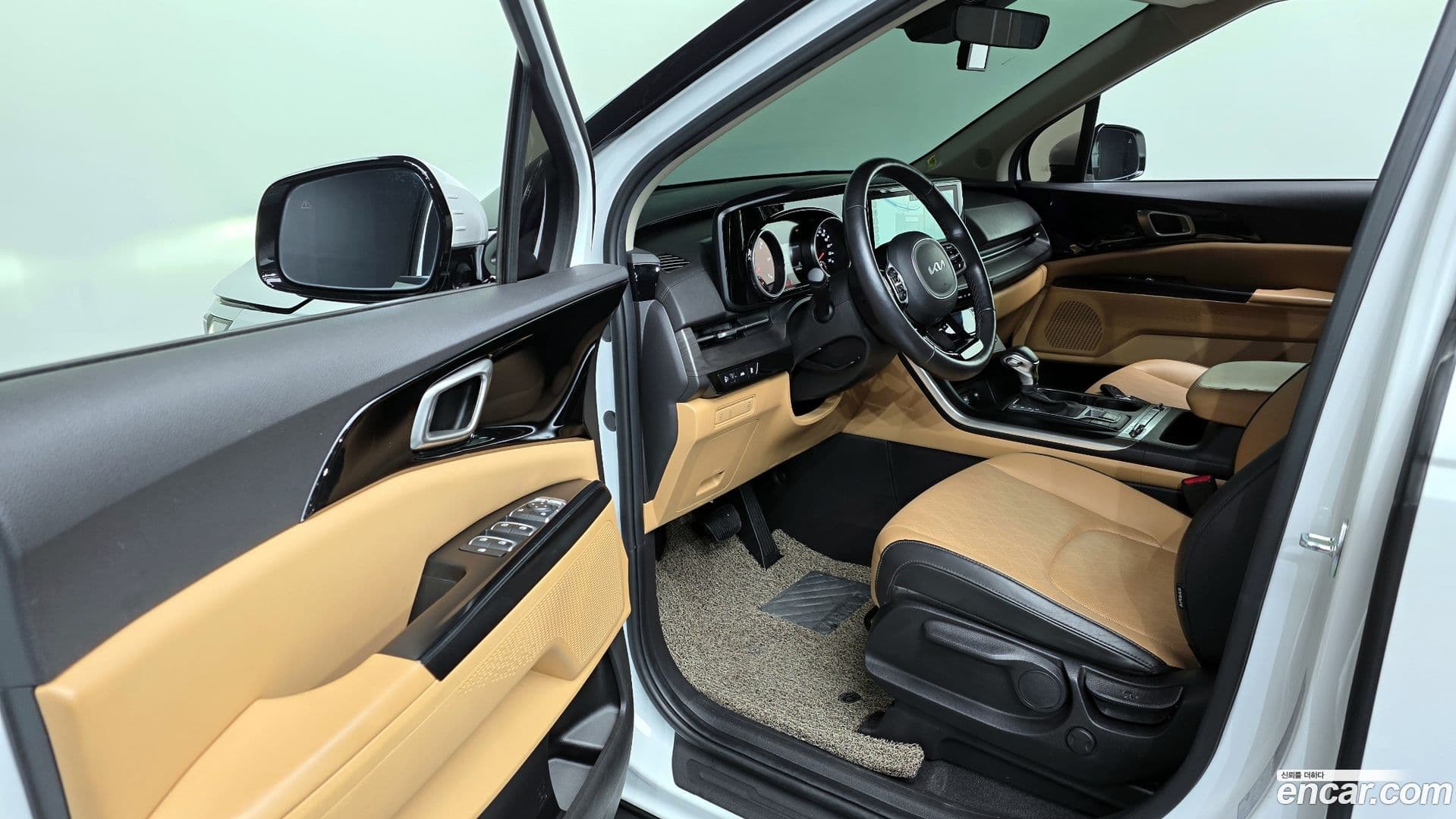 Main__Slider__Photo:Canival Kia 2023.0-10