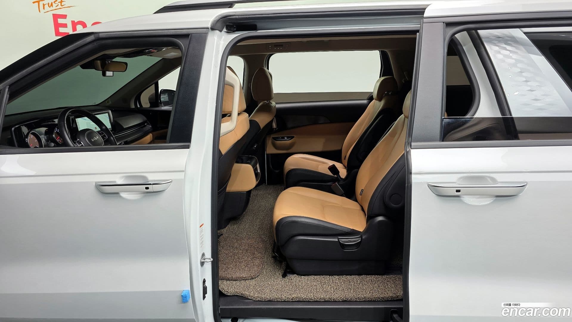 Main__Slider__Photo:Canival Kia 2023.0-11