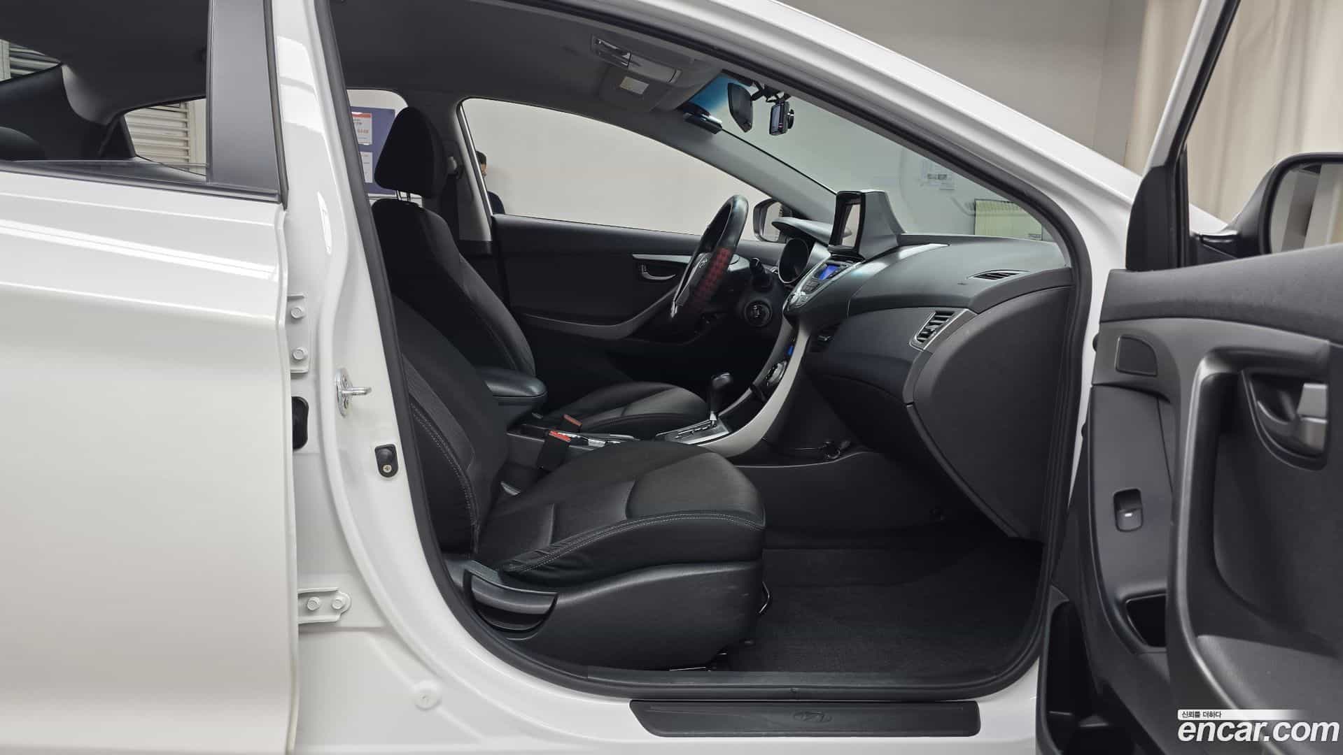 AVANTE Hyundai 2012.6-OPTION-015