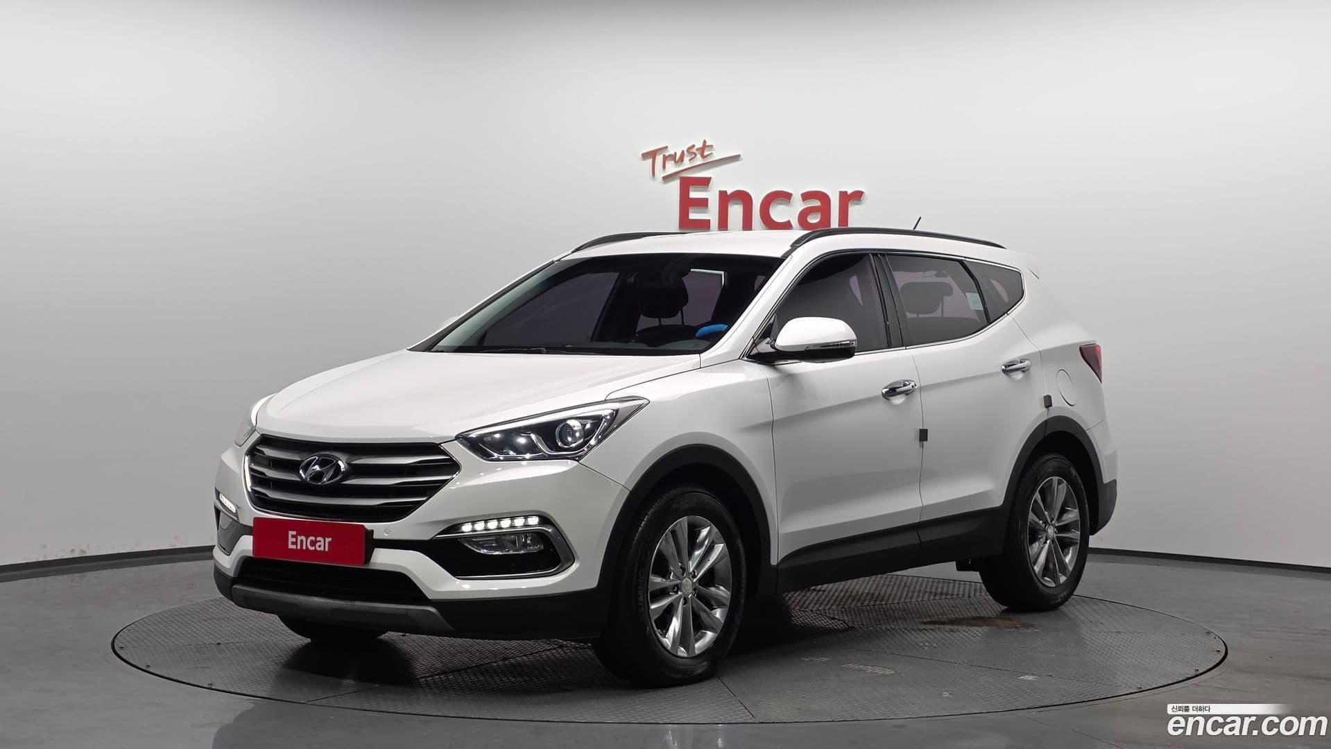 Main__Slider__Photo:Santafe Hyundai 2017.4-0