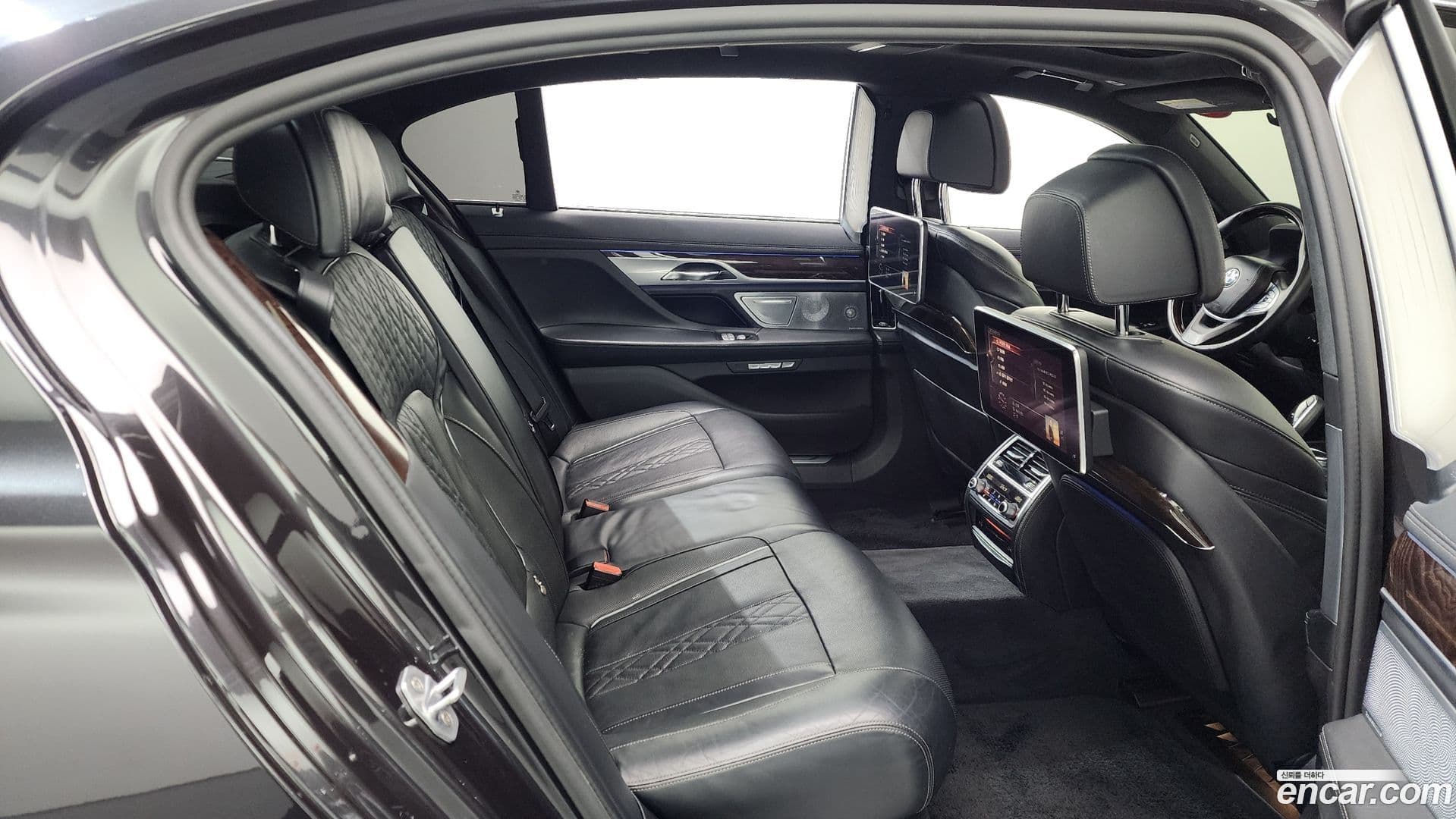 Main__Slider__Photo:7-Series BMW 2016.11-11