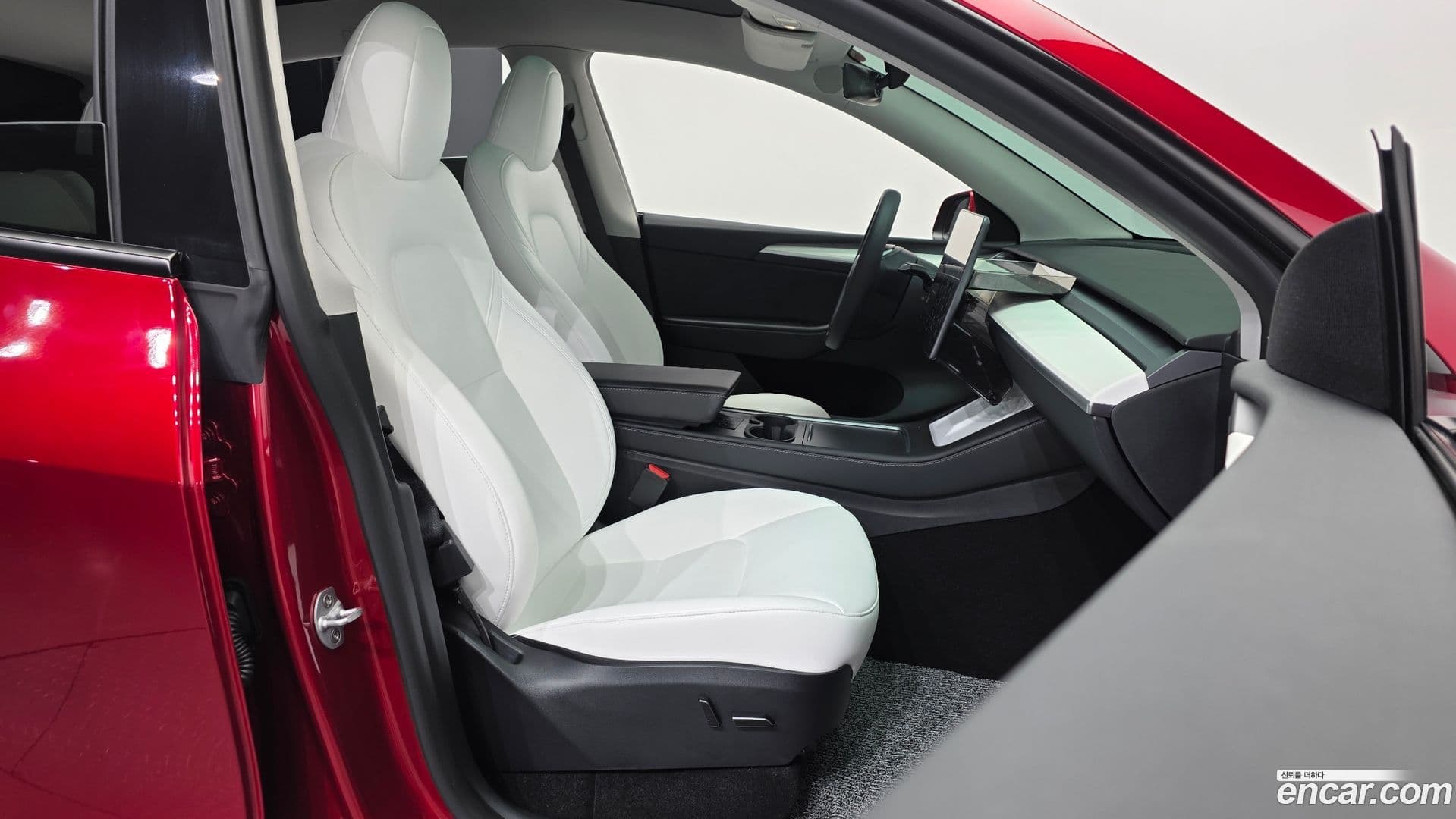 Main__Slider__Photo:Model Y Tesla 2024.10-10