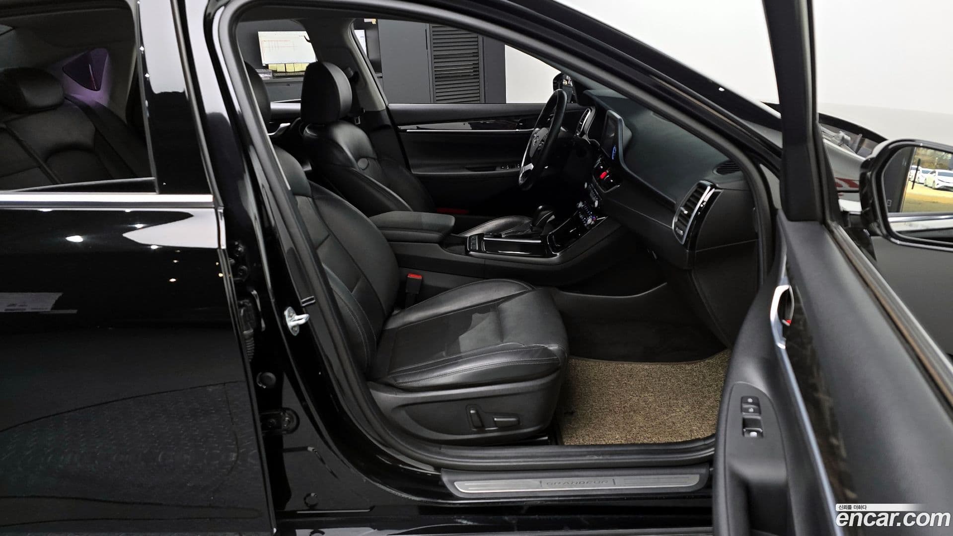 Main__Slider__Photo:Grandeur Hyundai 2017.11-10