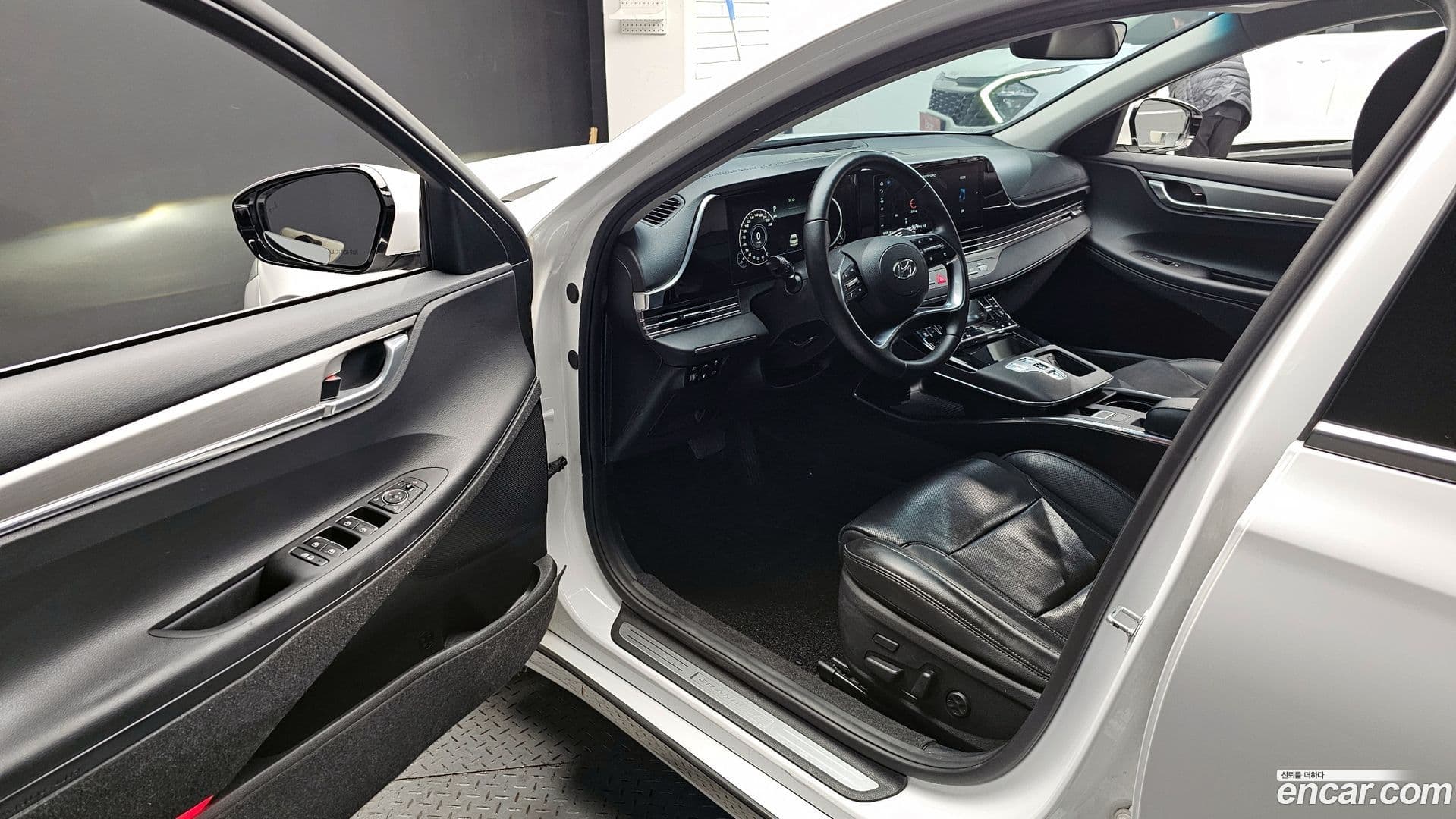 Main__Slider__Photo:Grandeur Hyundai 2022.4-9