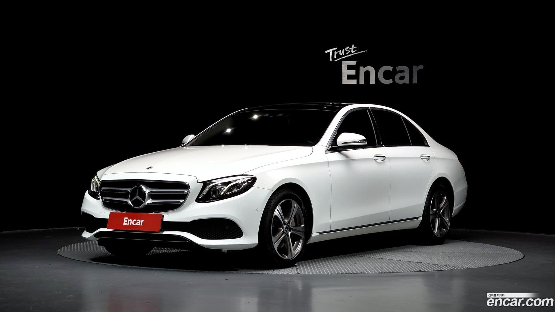 Main__Slider__Photo:E-Class Mercedes-Benz 2017.6-0