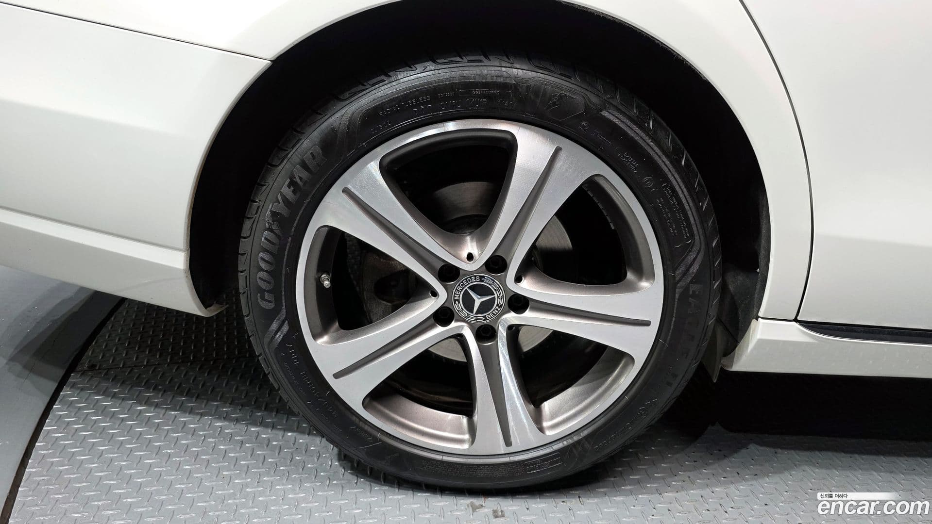 Main__Slider__Photo:E-Class Mercedes-Benz 2017.6-4