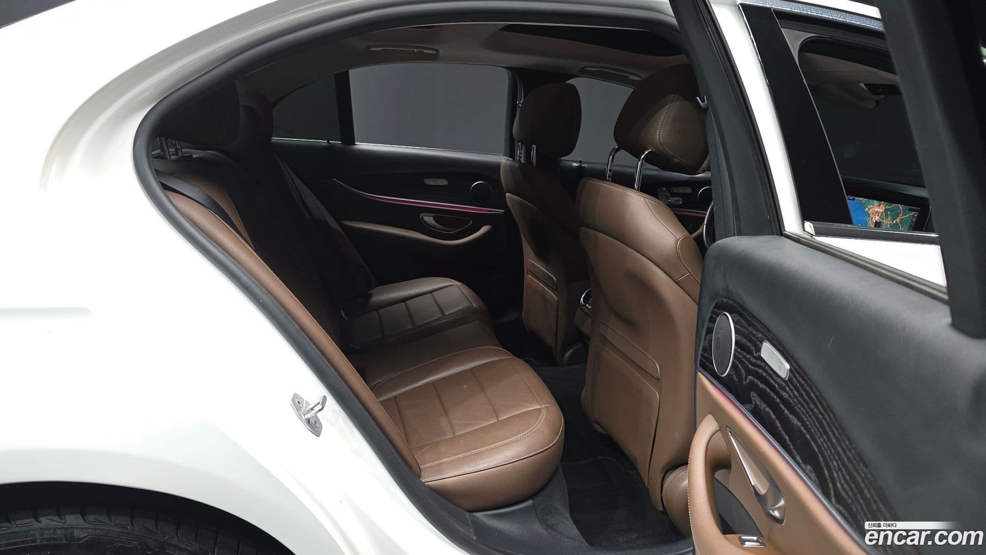 Main__Slider__Photo:E-Class Mercedes-Benz 2017.6-11