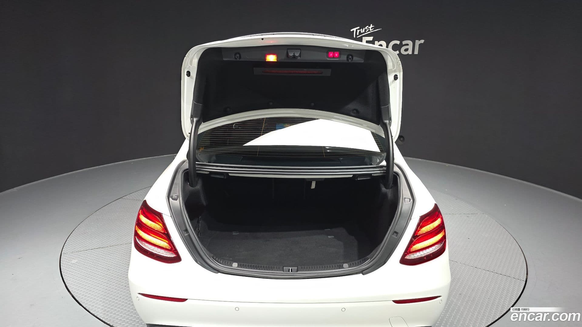 Main__Slider__Photo:E-Class Mercedes-Benz 2017.6-19