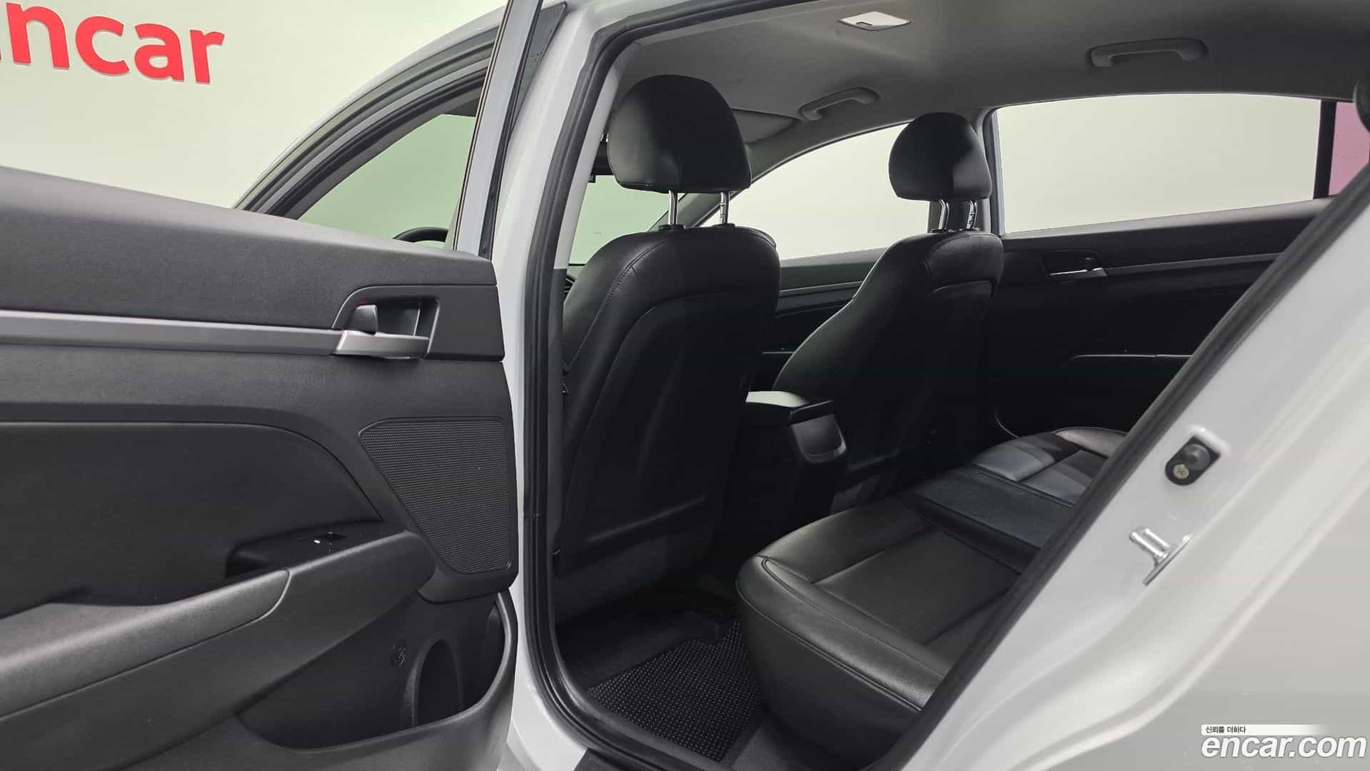 AVANTE Hyundai 2017.9-OPTION-022