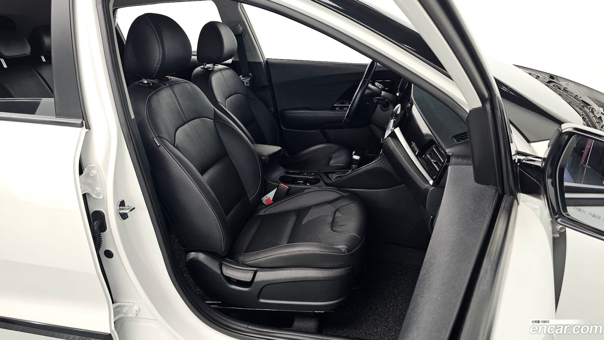 Main__Slider__Photo:Niro Kia 2021.10-9