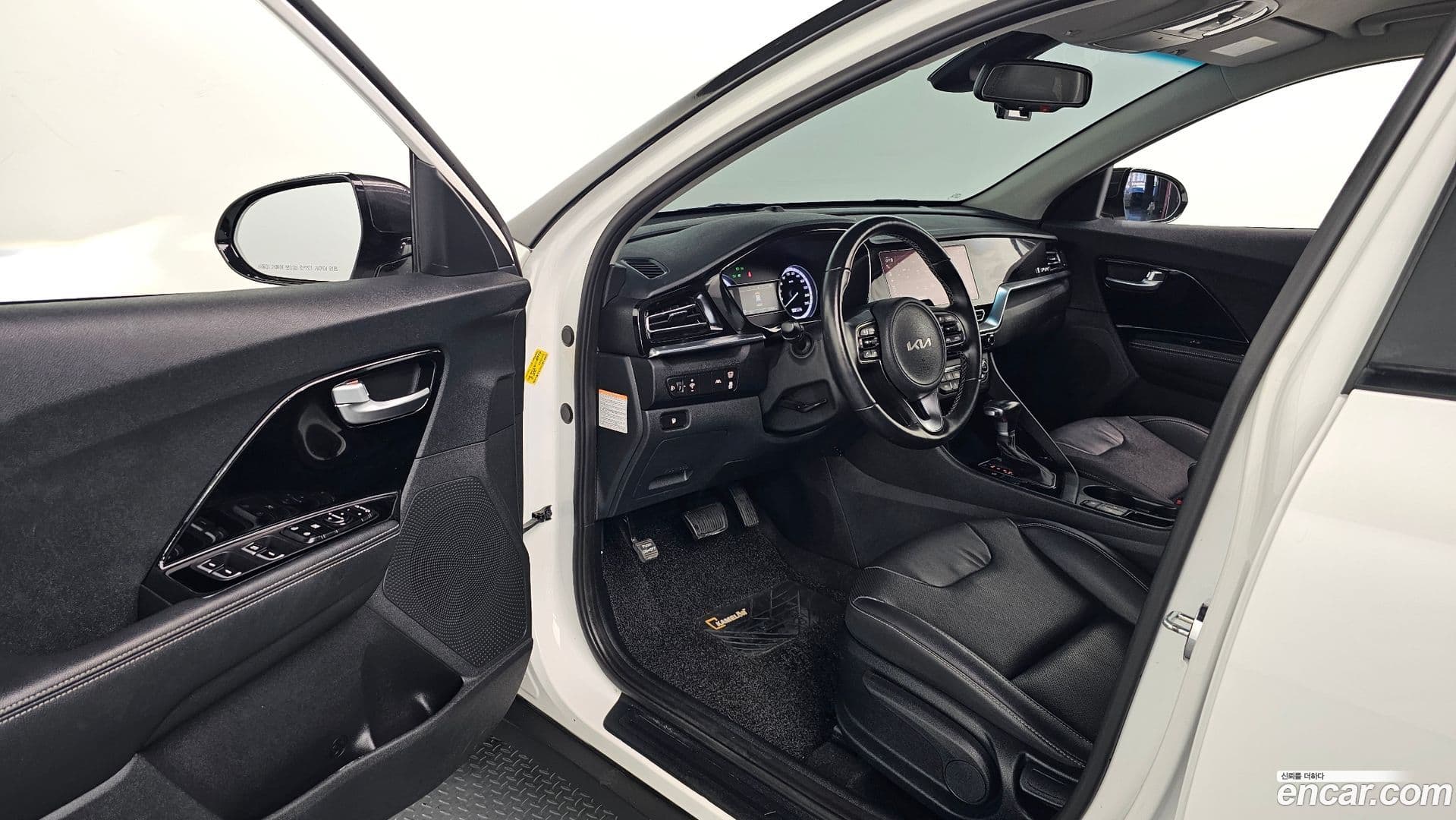 Main__Slider__Photo:Niro Kia 2021.10-11