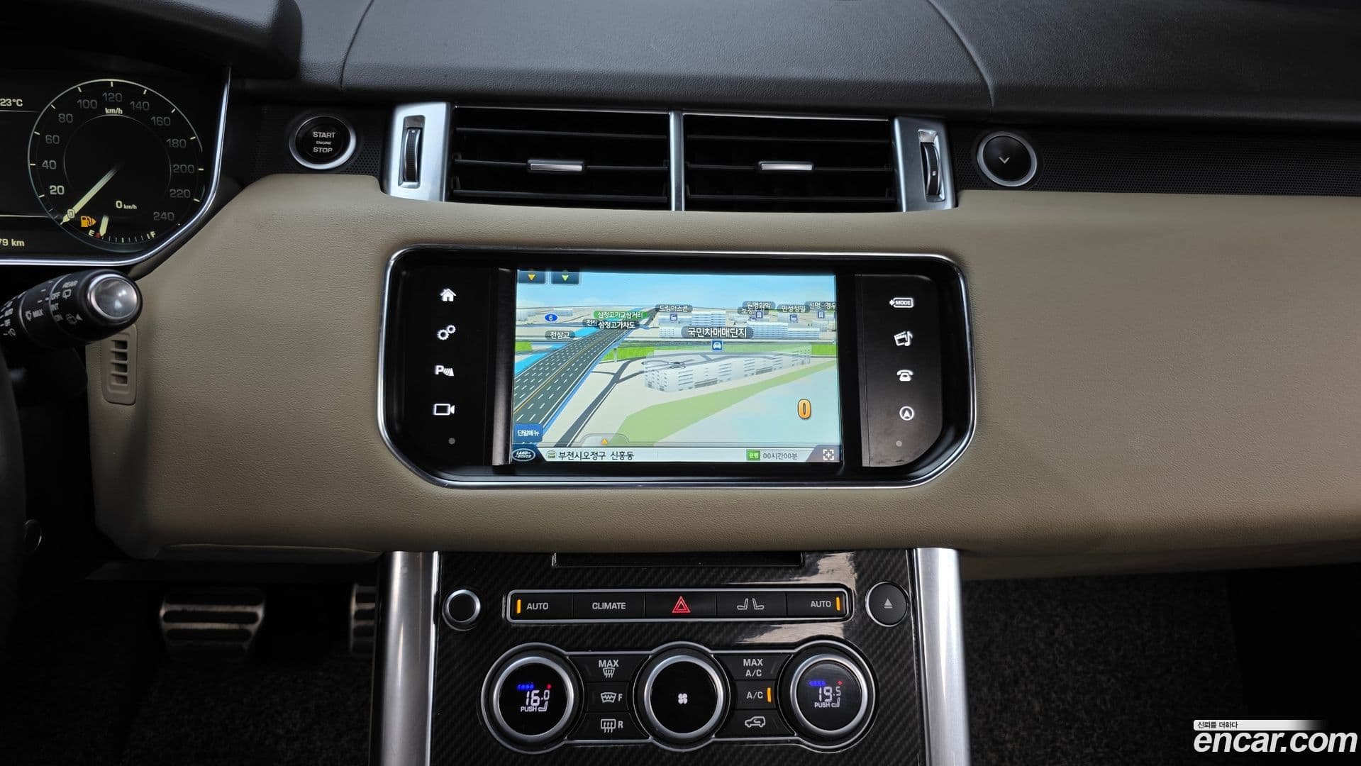 Main__Slider__Photo:Range Rover Sport Land Rover 2015.9-13