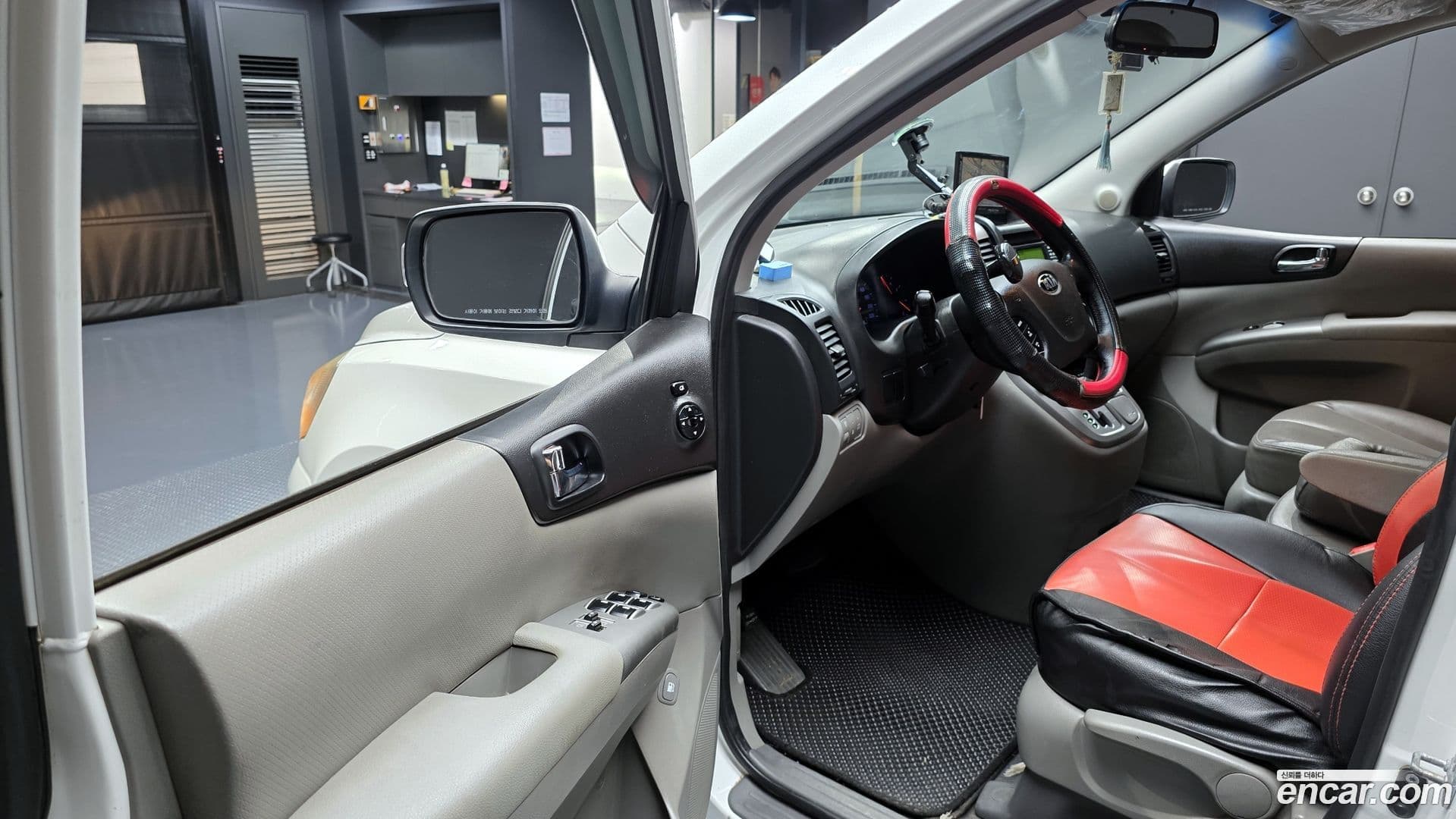 Main__Slider__Photo:Canival Kia 2013.0-10