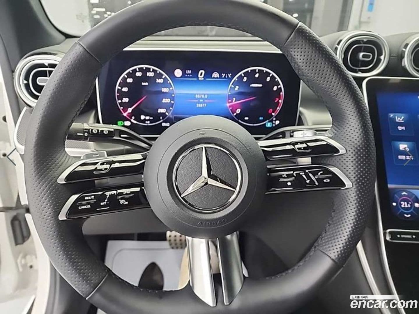 Main__Slider__Photo:GLC-Class Mercedes-Benz 2023.8-8