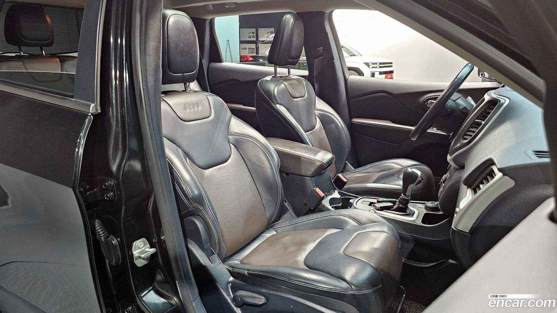 Main__Slider__Photo:Cherokee Jeep 2016.11-9