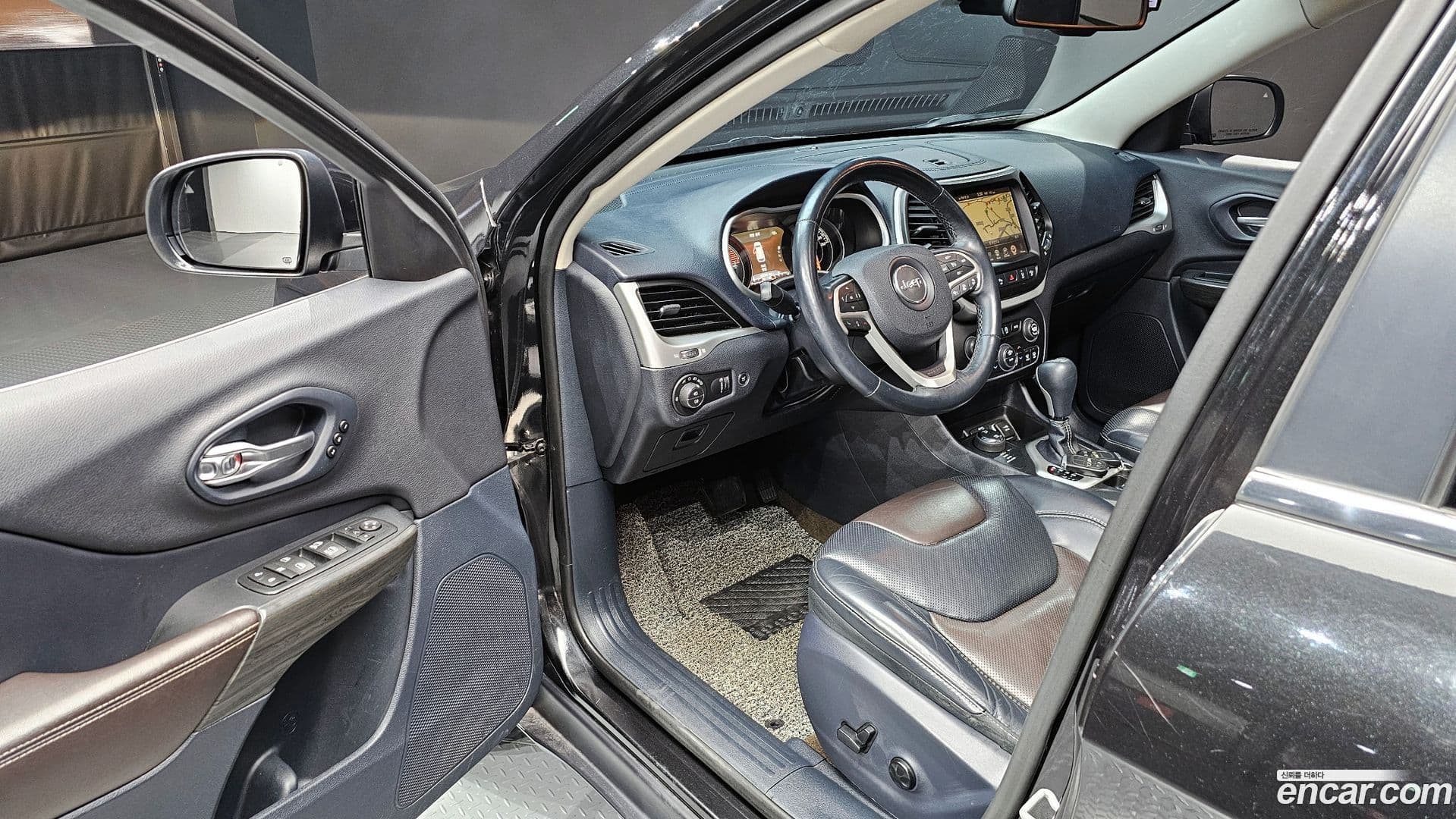 Main__Slider__Photo:Cherokee Jeep 2016.11-10