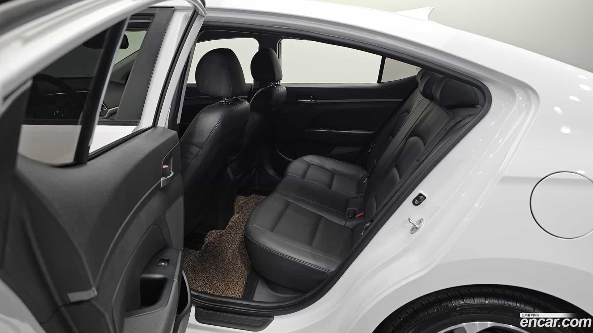 AVANTE Hyundai 2017.9-OPTION-015